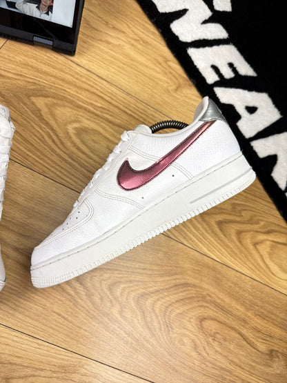 Nike Air Force 1 ’07 — buty sportowe męskie w dobrym stanie rozmiar 42.5, wewnętrzny panel prawego buta