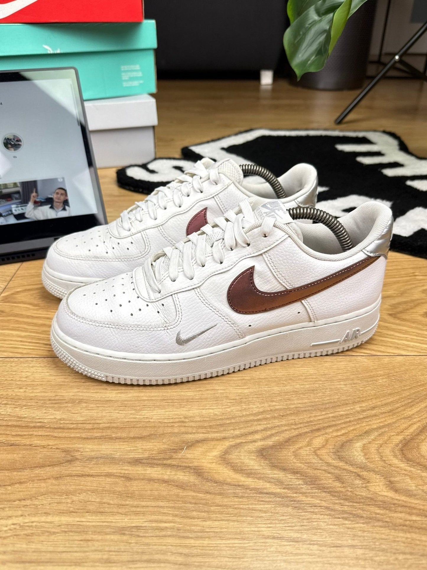 Nike Air Force 1 ’07 — buty sportowe męskie w dobrym stanie rozmiar 42.5, widok z góry