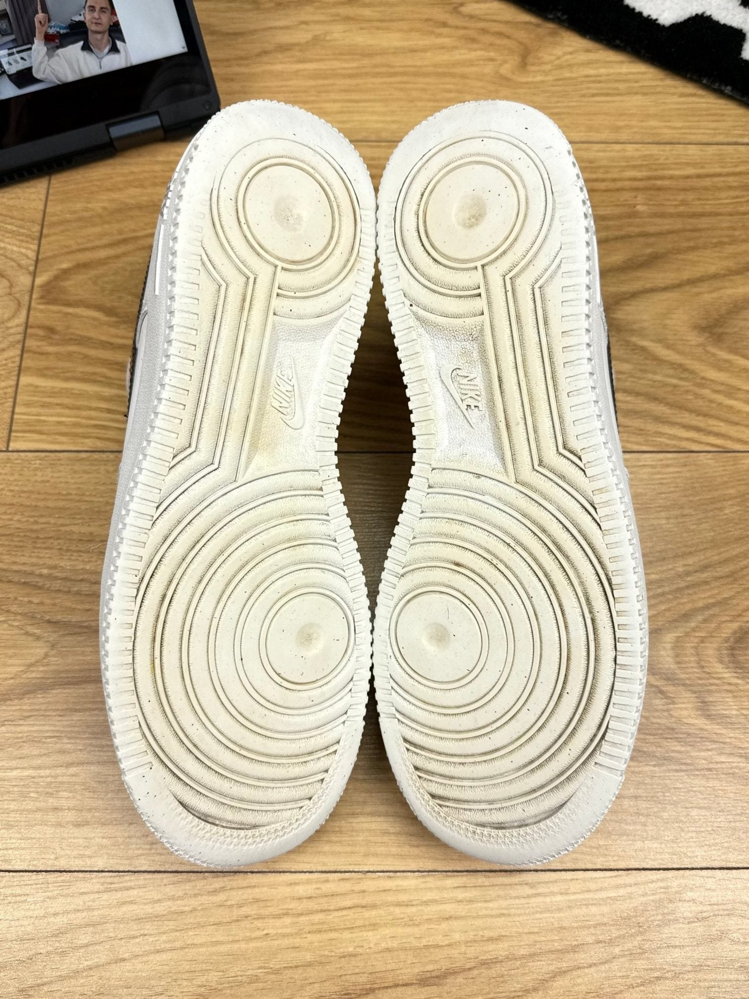 Nike Air Force 1 ’07 — buty sportowe męskie w dobrym stanie rozmiar 42.5, zapiętki butów