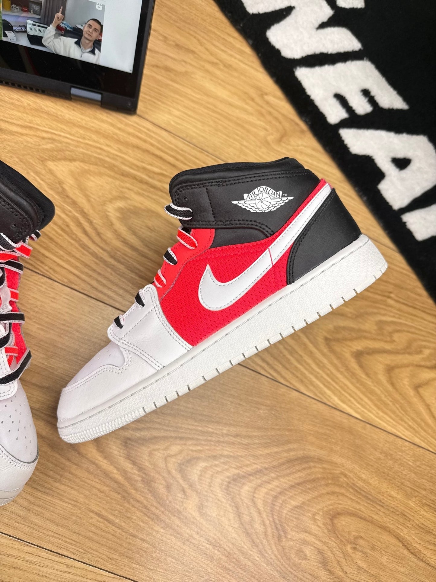 Nike Air Jordan 1 Mid (40)