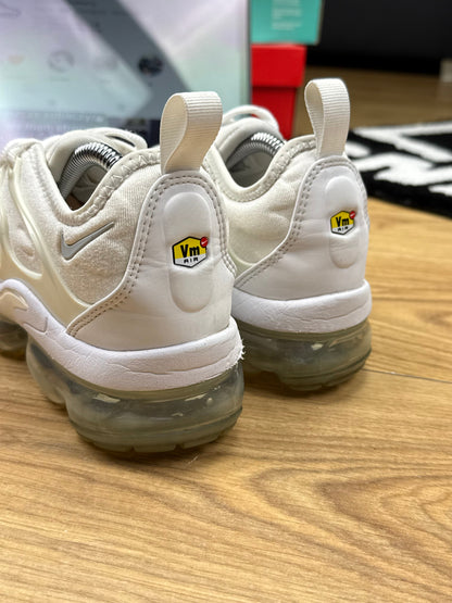 Nike Air Vapormax Plus (38.5)