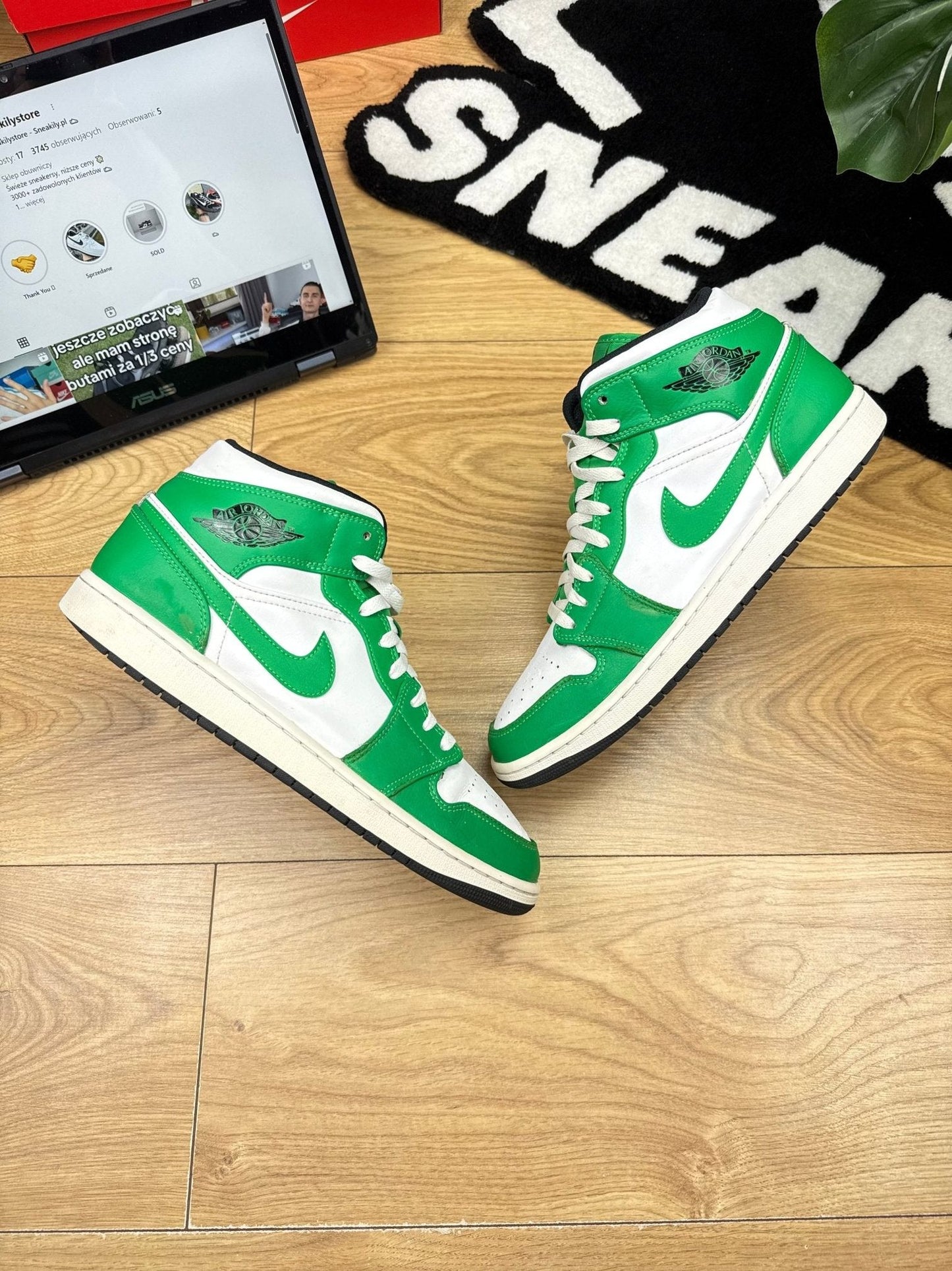 Nike Air Jordan 1 Mid — buty sportowe męskie w bardzo dobrym stanie rozmiar 44.5, widok z góry na zewnętrzną stronę butów