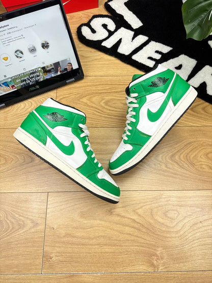 Nike Air Jordan 1 Mid — buty sportowe męskie w bardzo dobrym stanie rozmiar 44.5, widok z góry na zewnętrzną stronę butów