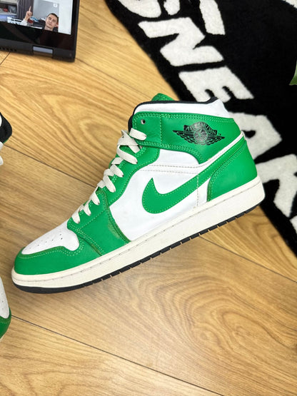 Nike Air Jordan 1 Mid — buty sportowe męskie w bardzo dobrym stanie rozmiar 44.5, zewnętrzny panel lewego buta