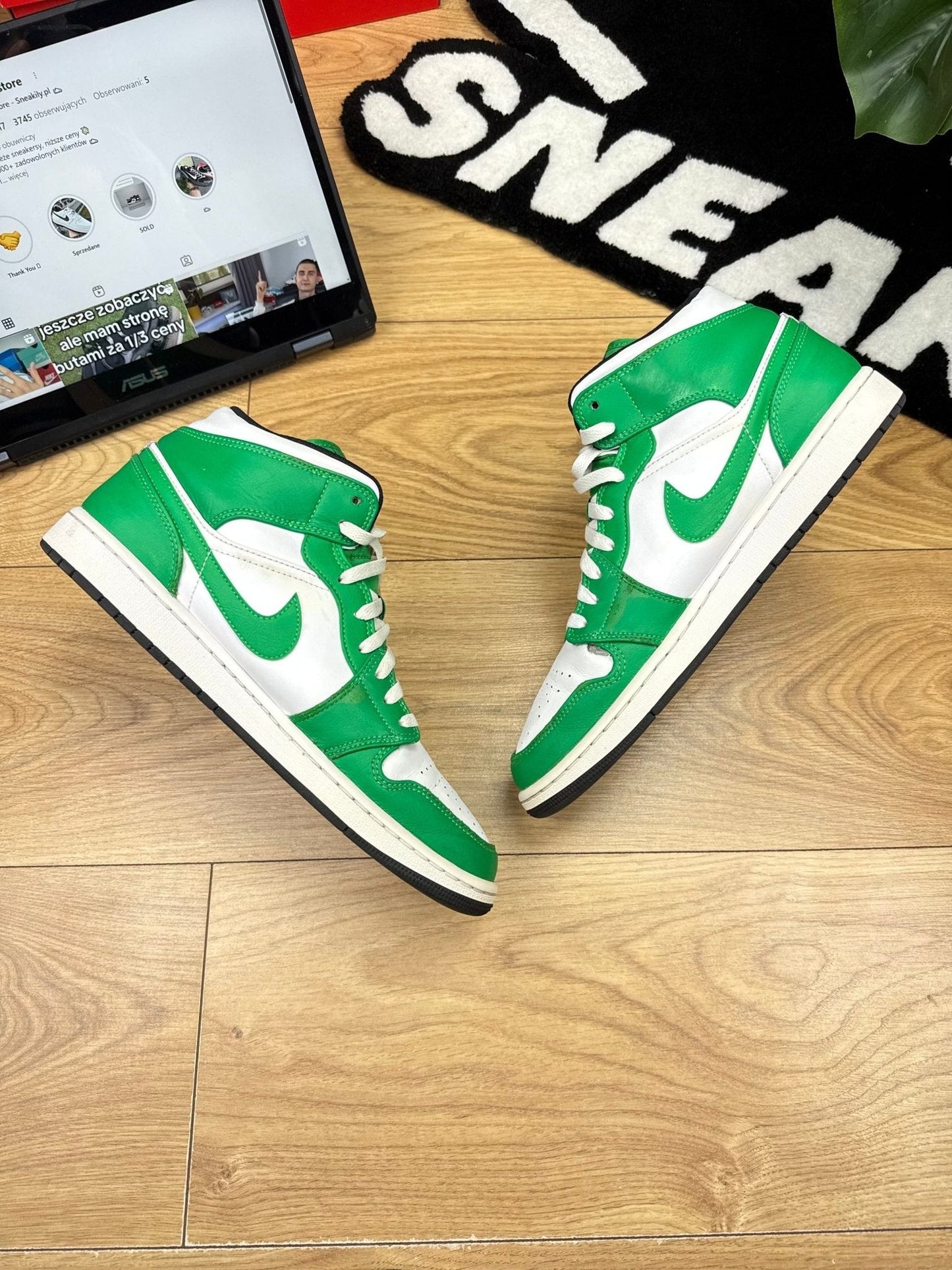 Nike Air Jordan 1 Mid — buty sportowe męskie w bardzo dobrym stanie rozmiar 44.5, widok z góry na wewnętrzną stronę butów