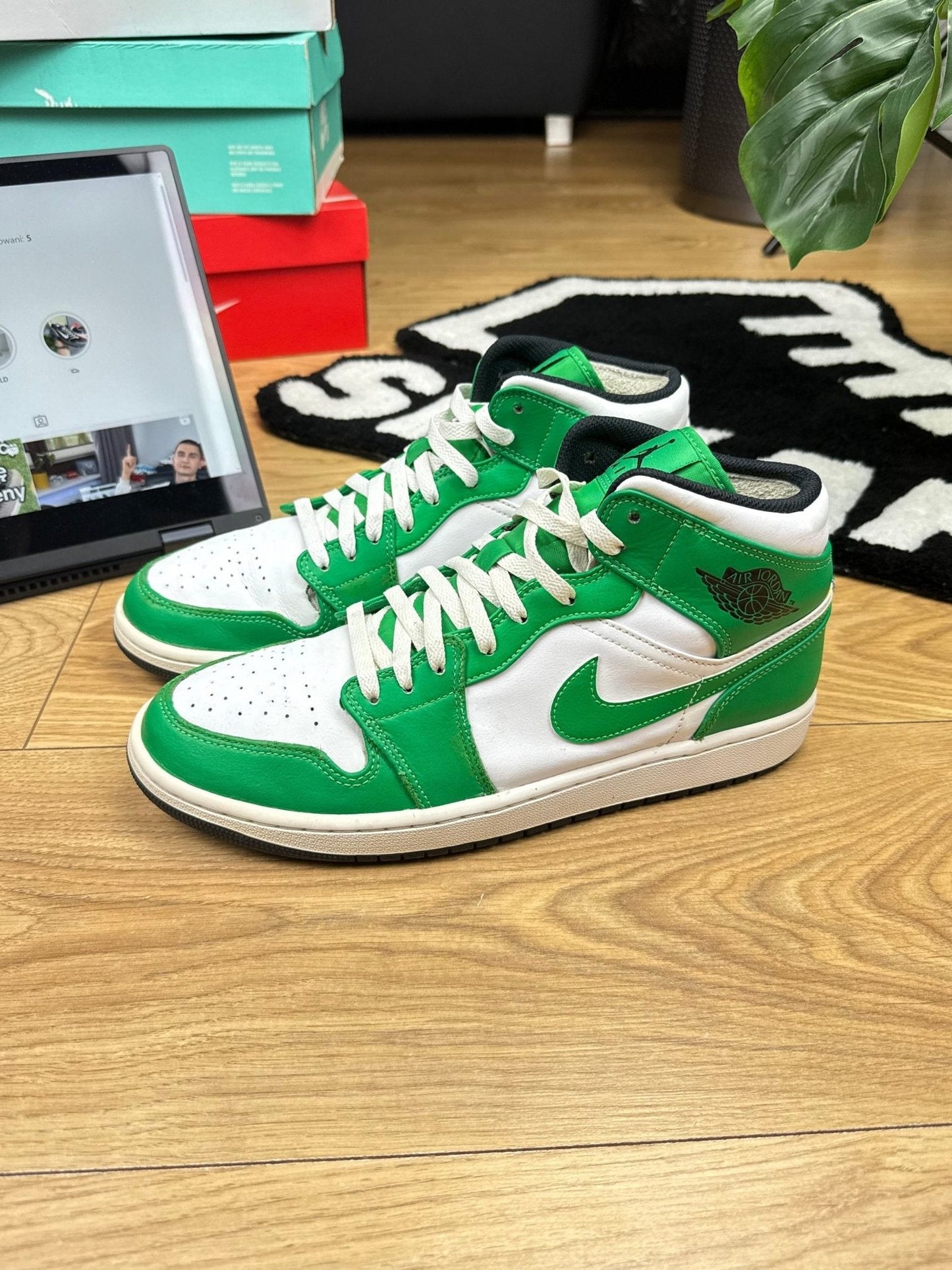 Nike Air Jordan 1 Mid — buty sportowe męskie w bardzo dobrym stanie rozmiar 44.5, wewnętrzny panel lewego buta