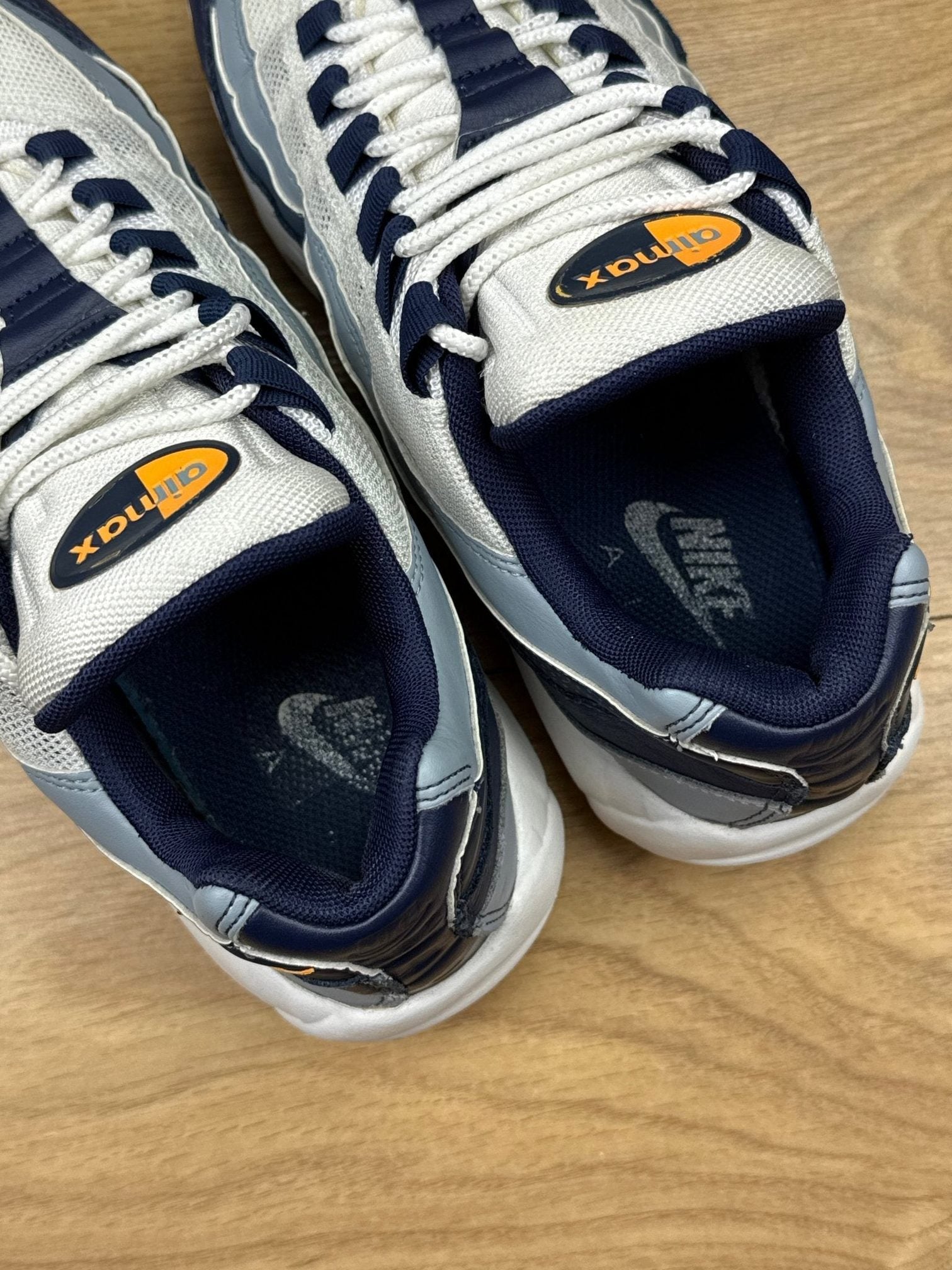 Nike Air Max 95 SE — buty sportowe męskie w bardzo dobrym stanie rozmiar 42, widok z boku