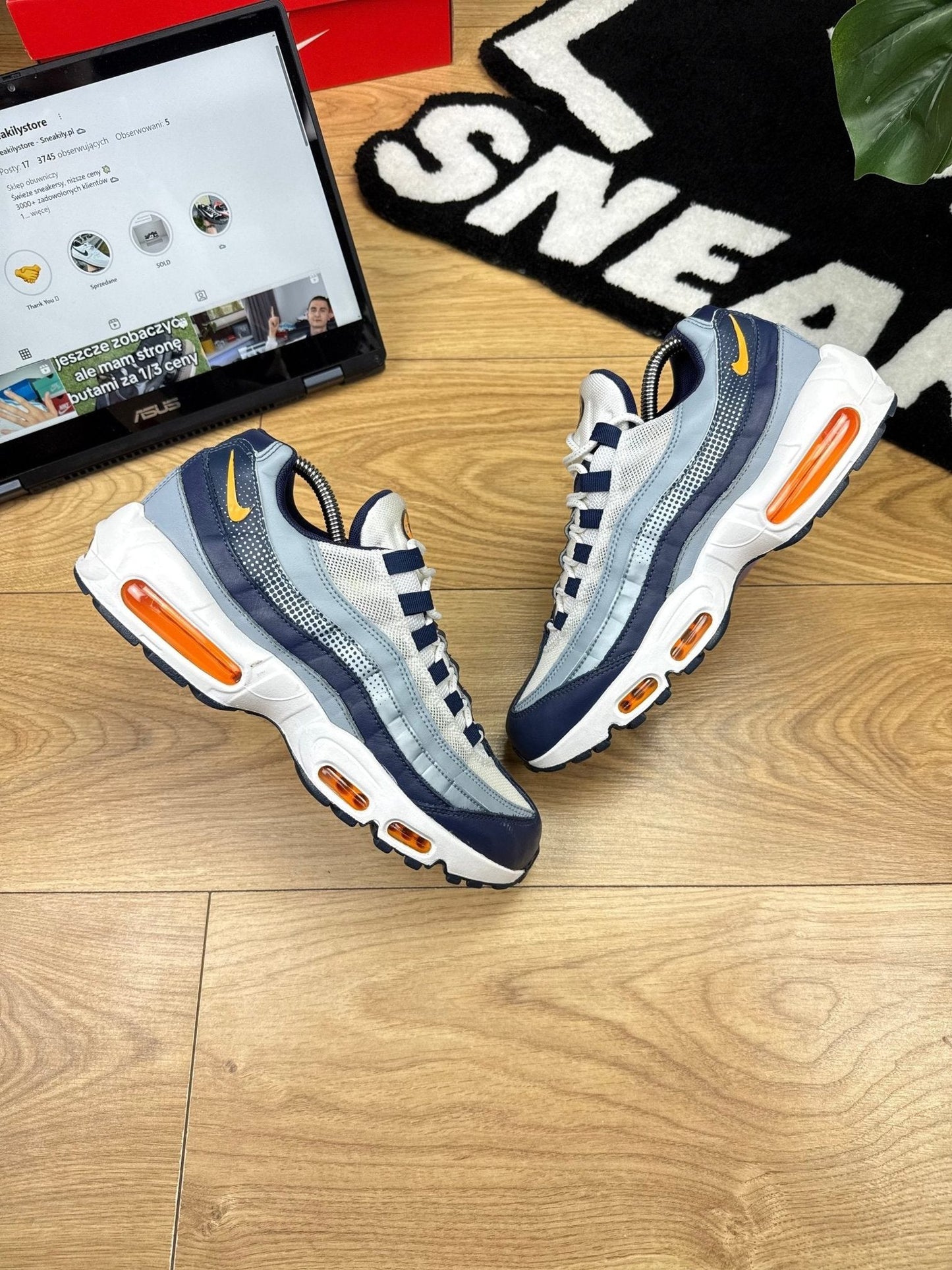 Nike Air Max 95 SE — buty sportowe męskie w bardzo dobrym stanie rozmiar 42, widok z góry na zewnętrzną stronę butów