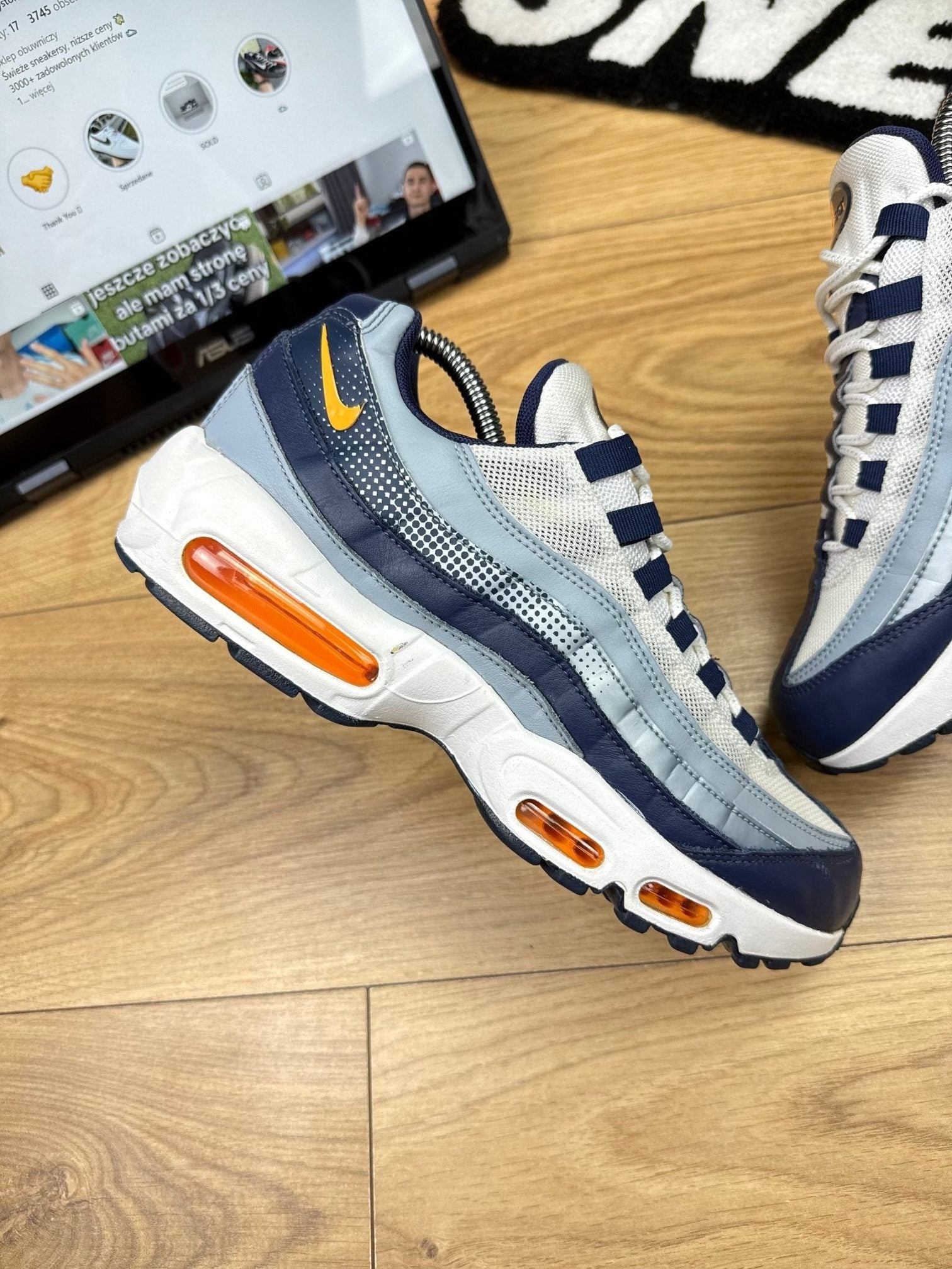 Nike Air Max 95 SE — buty sportowe męskie w bardzo dobrym stanie rozmiar 42, zewnętrzny panel prawego buta