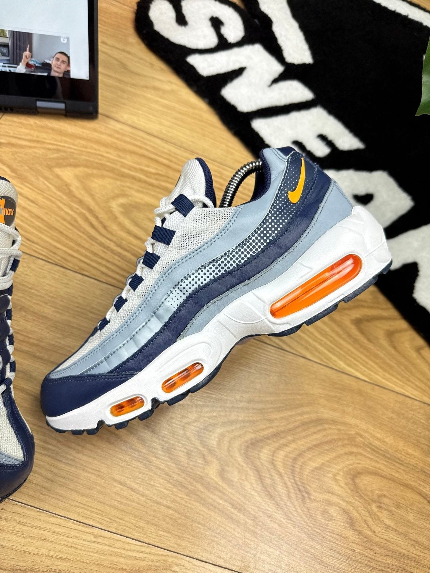 Nike Air Max 95 SE — buty sportowe męskie w bardzo dobrym stanie rozmiar 42, zewnętrzny panel lewego buta