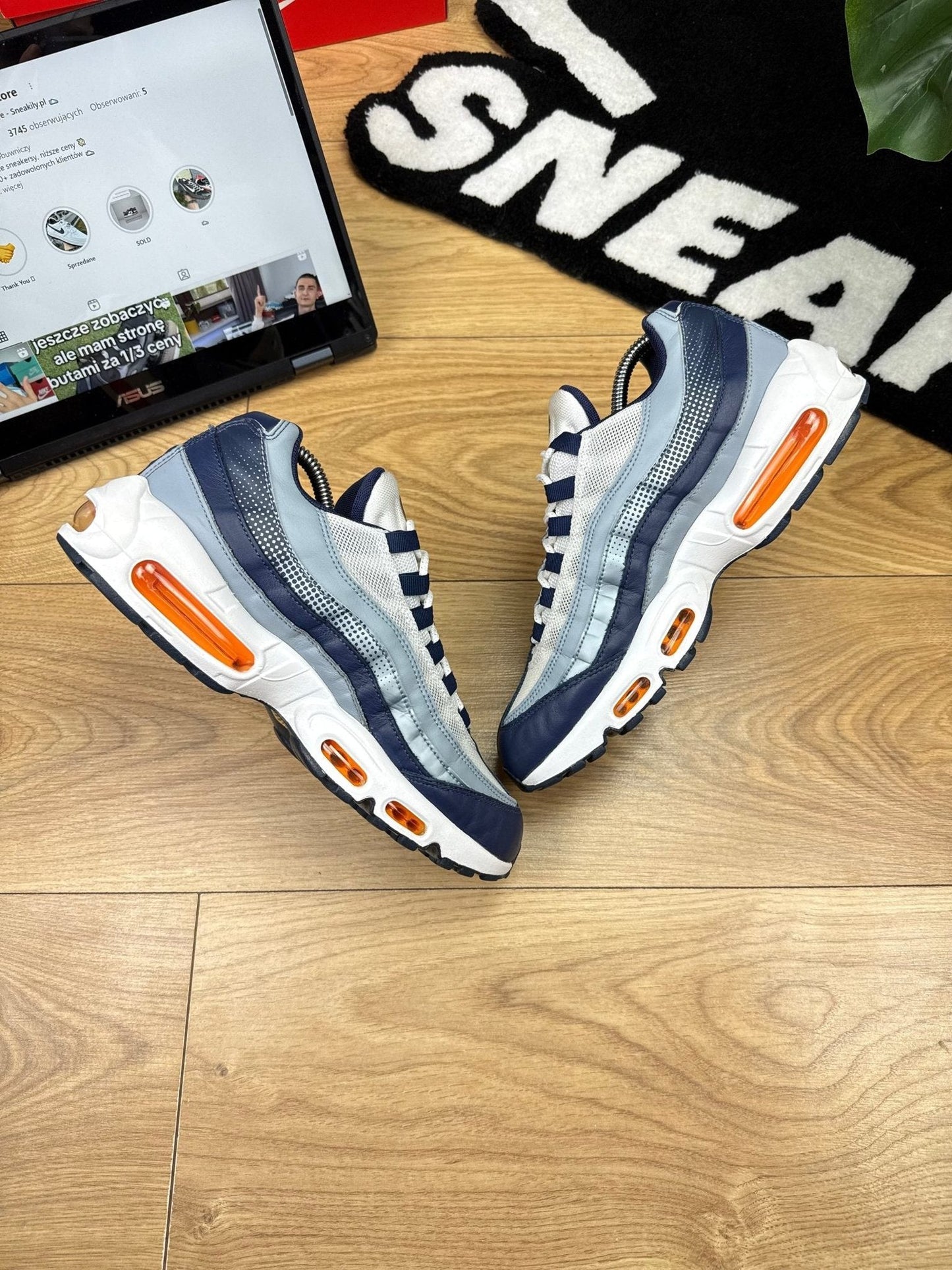 Nike Air Max 95 SE — buty sportowe męskie w bardzo dobrym stanie rozmiar 42, widok z góry na wewnętrzną stronę butów