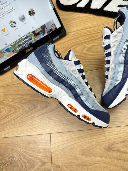 Nike Air Max 95 SE — buty sportowe męskie w bardzo dobrym stanie rozmiar 42, wewnętrzny panel lewego buta
