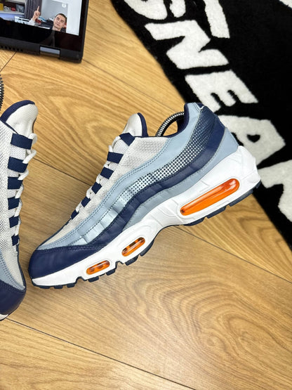 Nike Air Max 95 SE — buty sportowe męskie w bardzo dobrym stanie rozmiar 42, wewnętrzny panel prawego buta