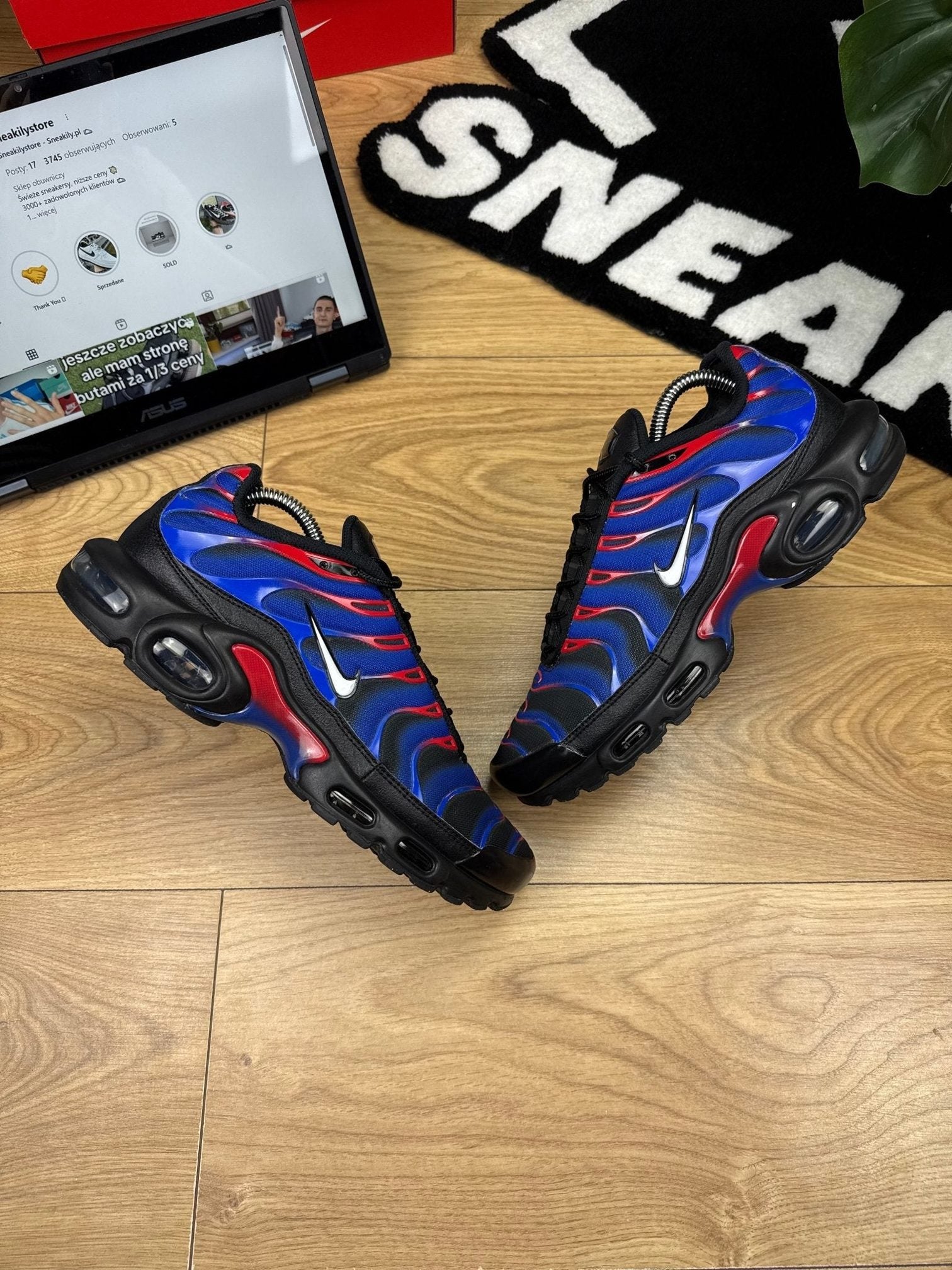 Nike Air Max Plus Spider-Man — buty sportowe męskie w bardzo dobrym stanie rozmiar 42.5, widok z góry na zewnętrzną stronę butów