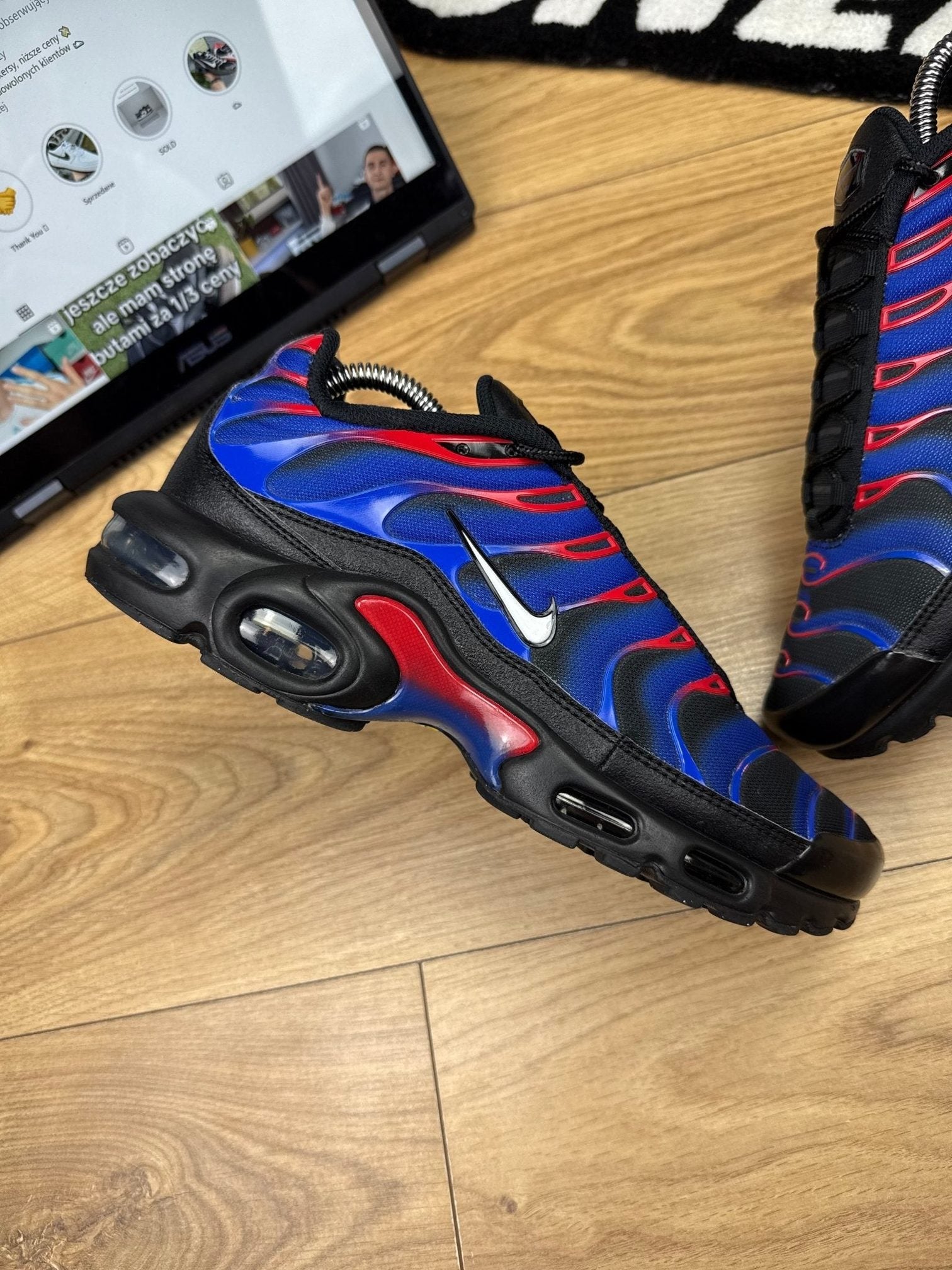 Nike Air Max Plus Spider-Man — buty sportowe męskie w bardzo dobrym stanie rozmiar 42.5, zewnętrzny panel prawego buta