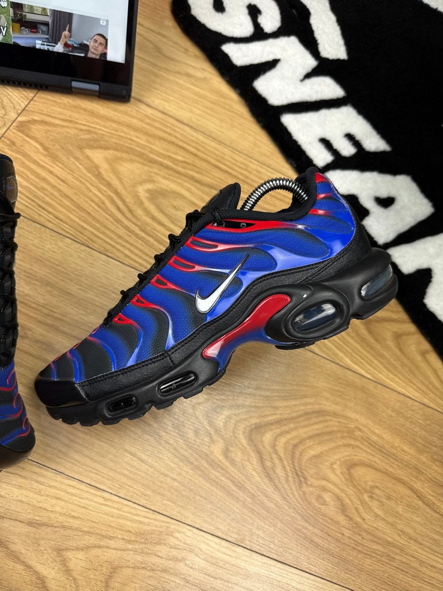 Nike Air Max Plus Spider-Man — buty sportowe męskie w bardzo dobrym stanie rozmiar 42.5, zewnętrzny panel lewego buta