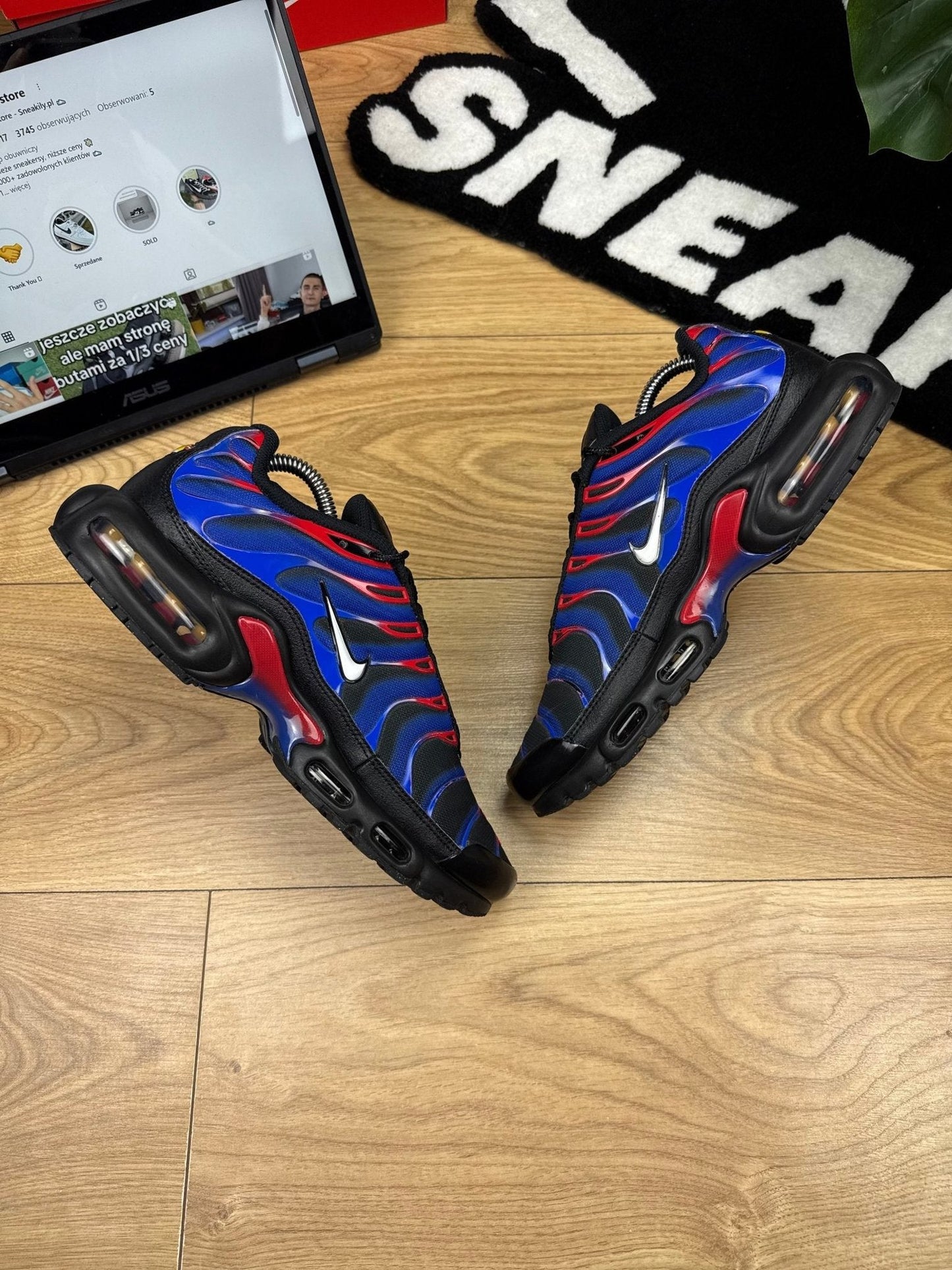 Nike Air Max Plus Spider-Man — buty sportowe męskie w bardzo dobrym stanie rozmiar 42.5, widok z góry na wewnętrzną stronę butów