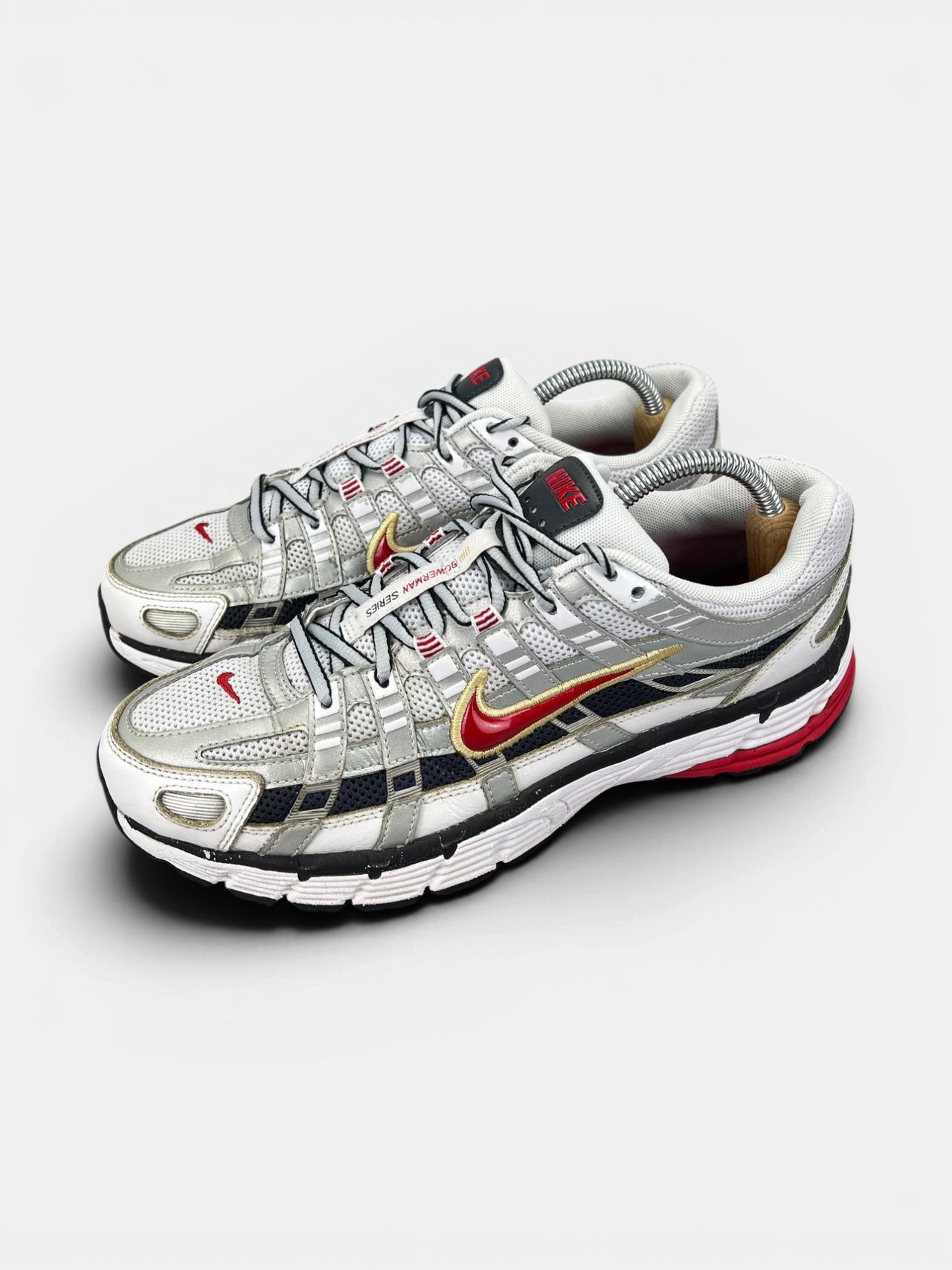 Nike P-6000 Metallic Silver Red — buty sportowe męskie w bardzo dobrym stanie rozmiar 42.5, widok z boku