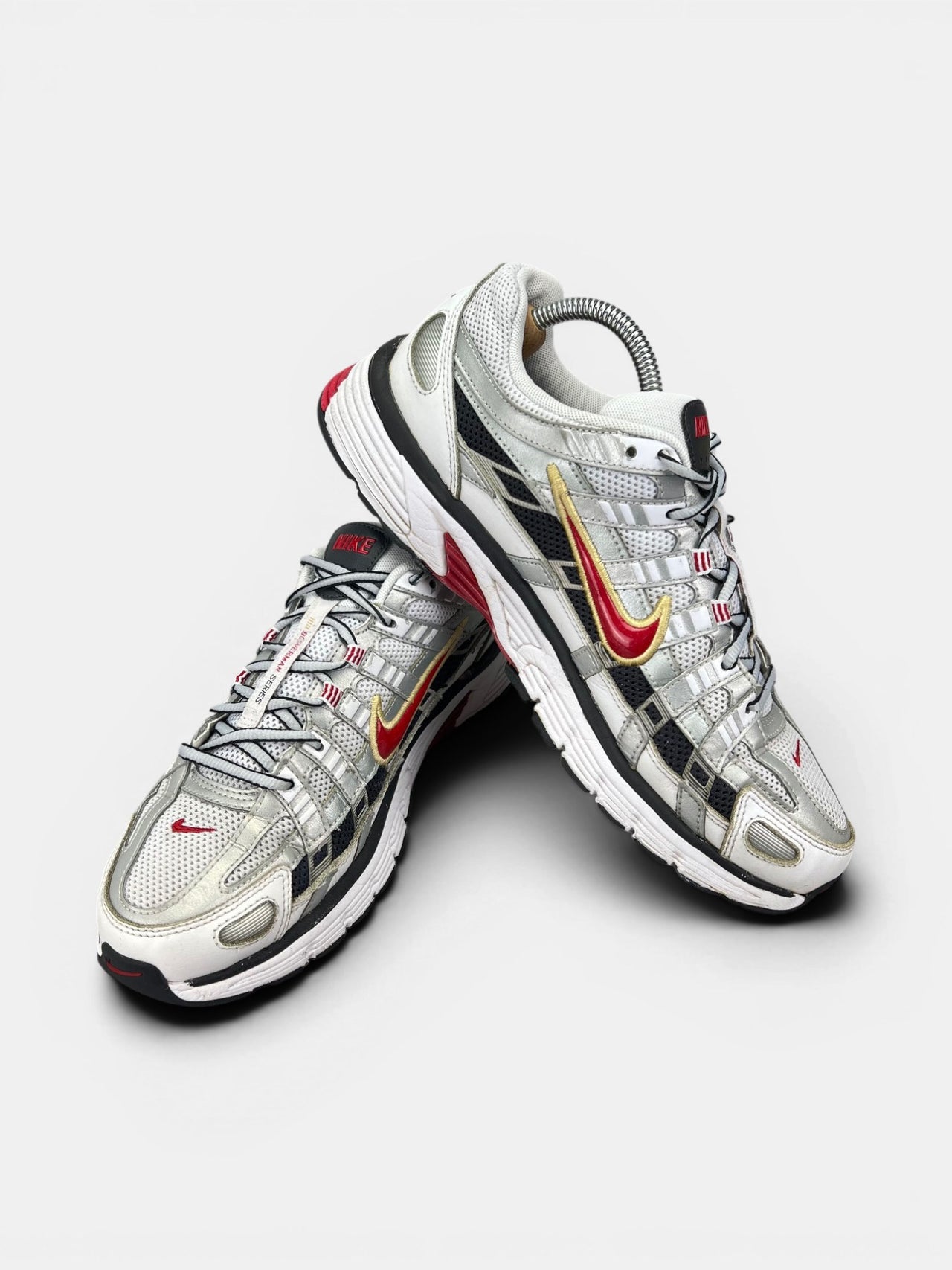 Nike P-6000 Metallic Silver Red — buty sportowe męskie w bardzo dobrym stanie rozmiar 42.5, boczny profil