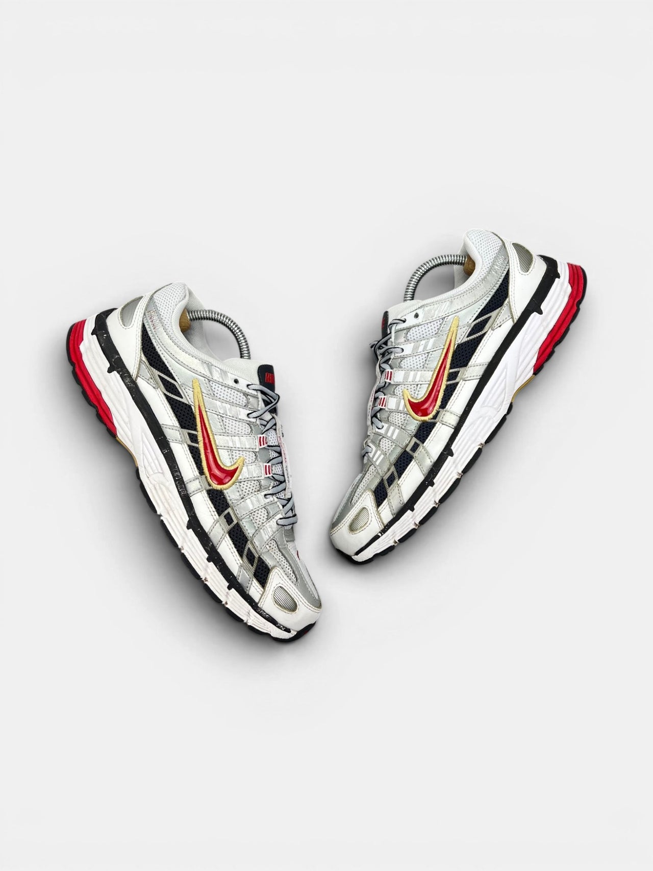 Nike P-6000 Metallic Silver Red — buty sportowe męskie w bardzo dobrym stanie rozmiar 42.5, widok z góry na zewnętrzną stronę butów