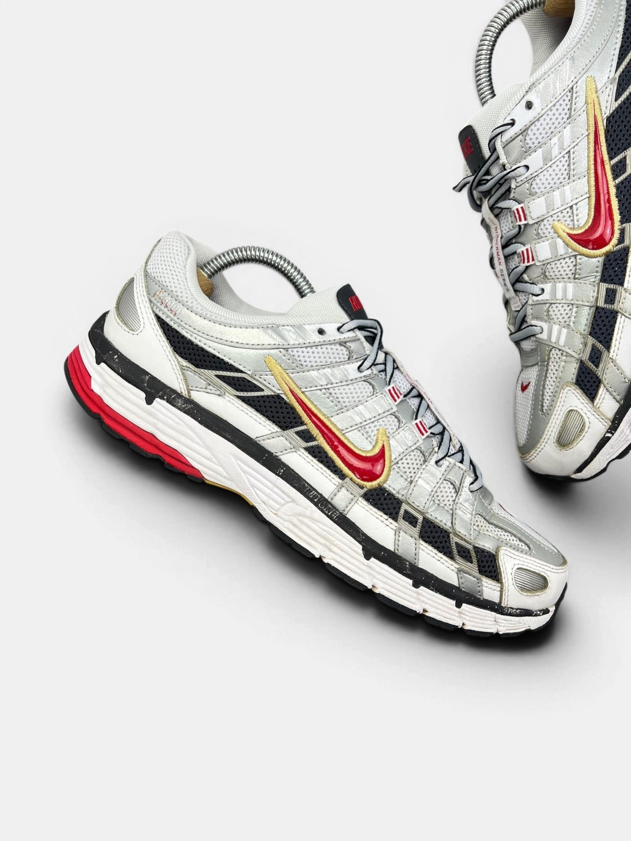 Nike P-6000 Metallic Silver Red — buty sportowe męskie w bardzo dobrym stanie rozmiar 42.5, zewnętrzny panel prawego buta