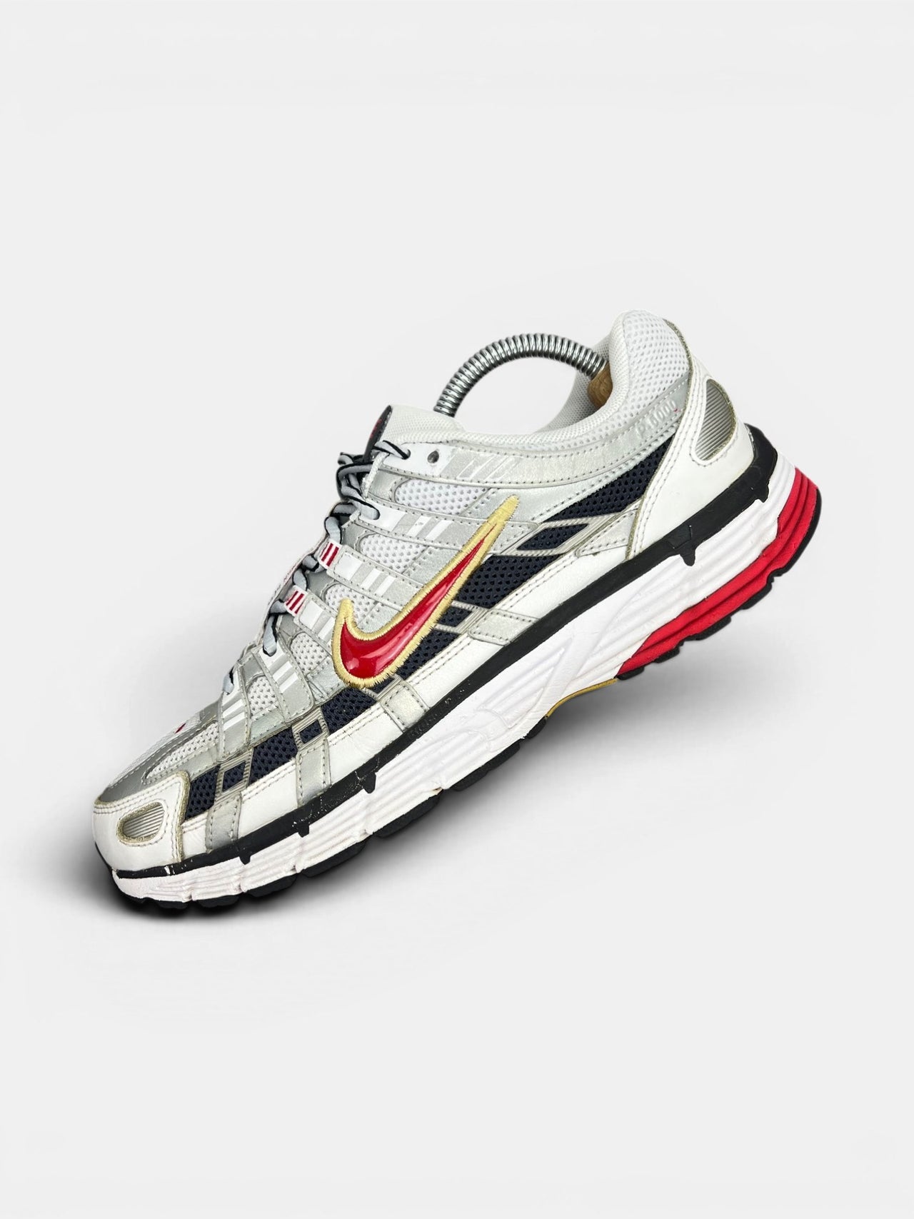 Nike P-6000 Metallic Silver Red — buty sportowe męskie w bardzo dobrym stanie rozmiar 42.5, zewnętrzny panel lewego buta