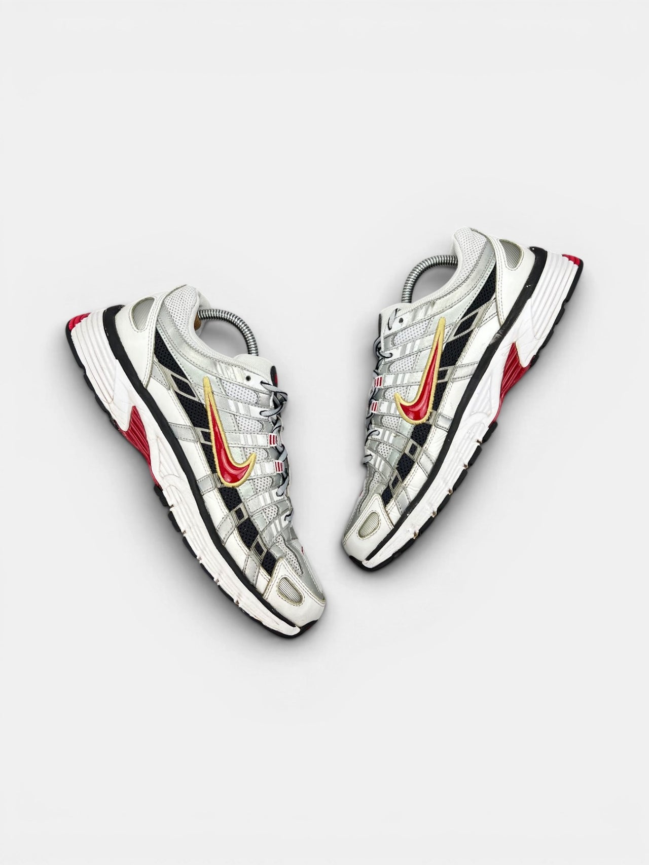 Nike P-6000 Metallic Silver Red — buty sportowe męskie w bardzo dobrym stanie rozmiar 42.5, widok z góry na wewnętrzną stronę butów