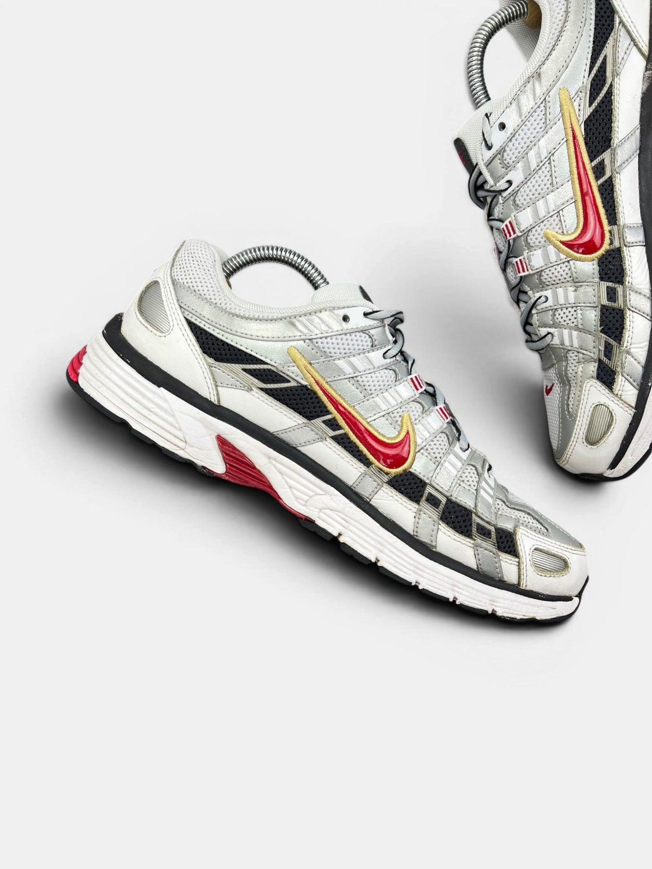Nike P-6000 Metallic Silver Red — buty sportowe męskie w bardzo dobrym stanie rozmiar 42.5, wewnętrzny panel lewego buta