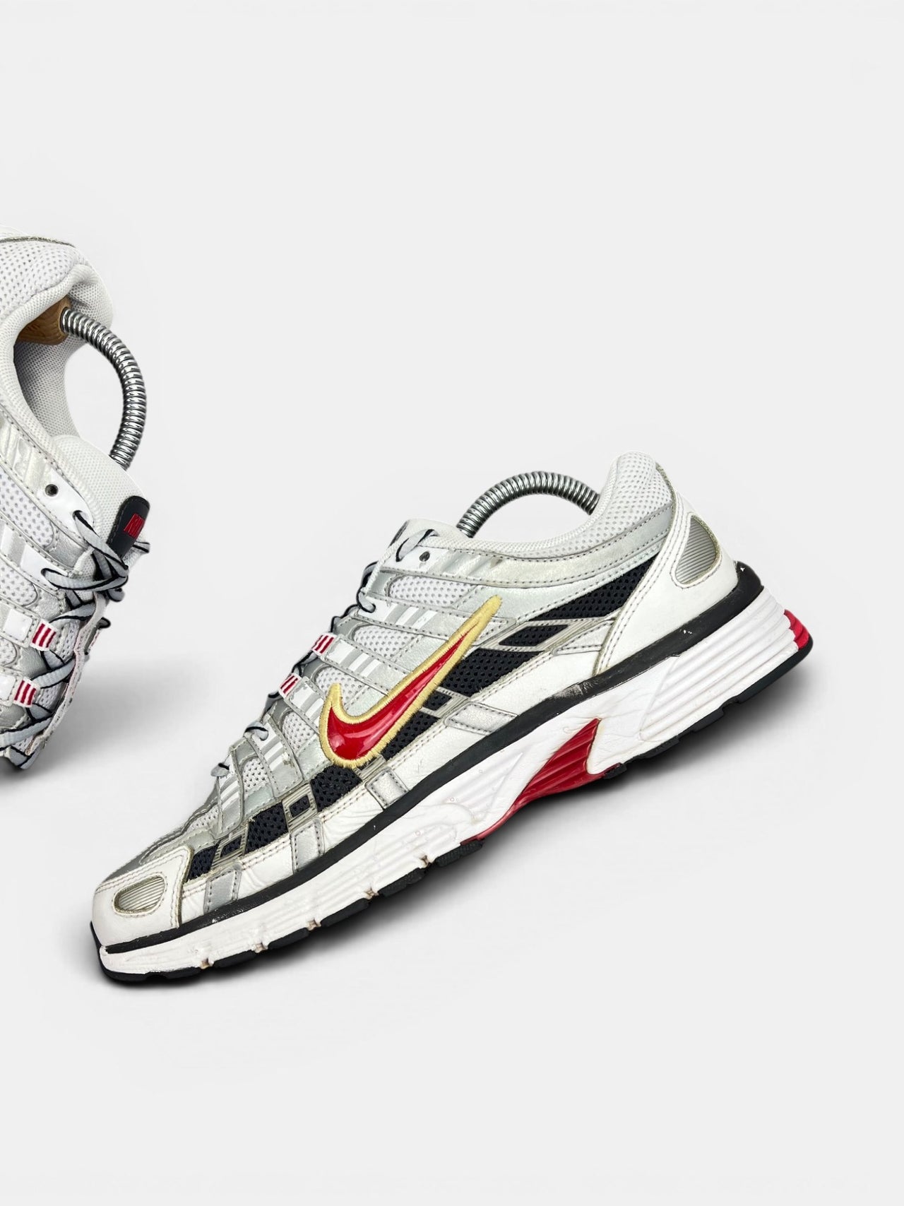 Nike P-6000 Metallic Silver Red — buty sportowe męskie w bardzo dobrym stanie rozmiar 42.5, wewnętrzny panel prawego buta