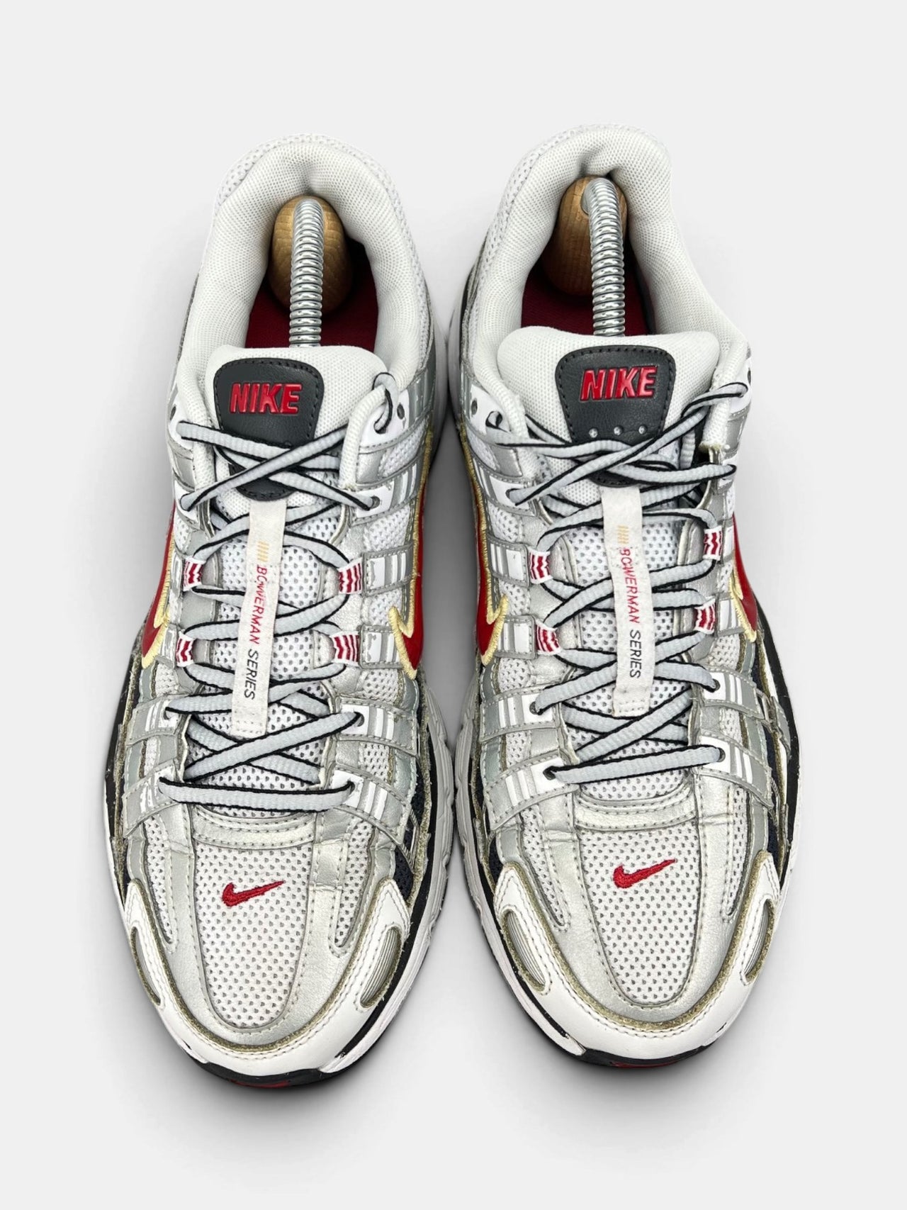 Nike P-6000 Metallic Silver Red — buty sportowe męskie w bardzo dobrym stanie rozmiar 42.5, widok z góry
