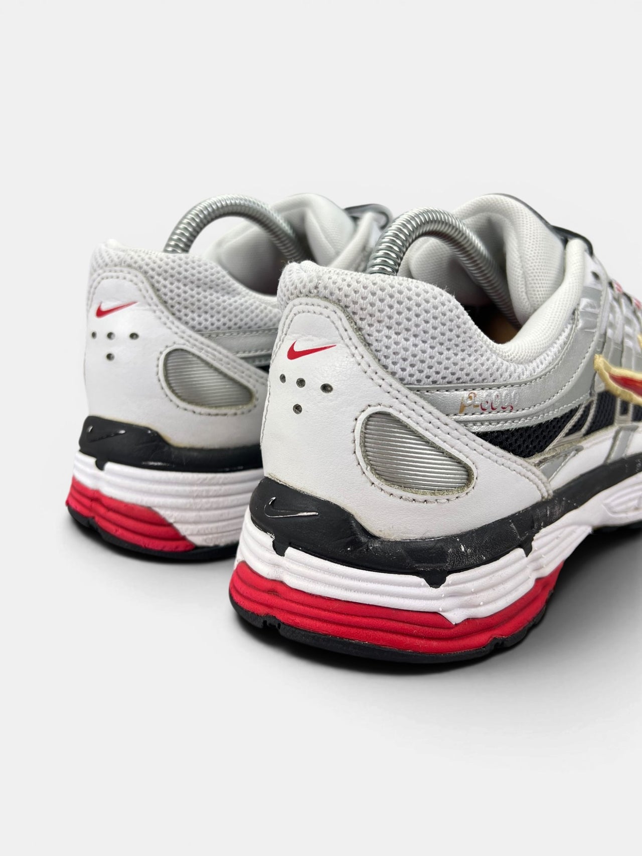 Nike P-6000 Metallic Silver Red — buty sportowe męskie w bardzo dobrym stanie rozmiar 42.5, widok z tyłu