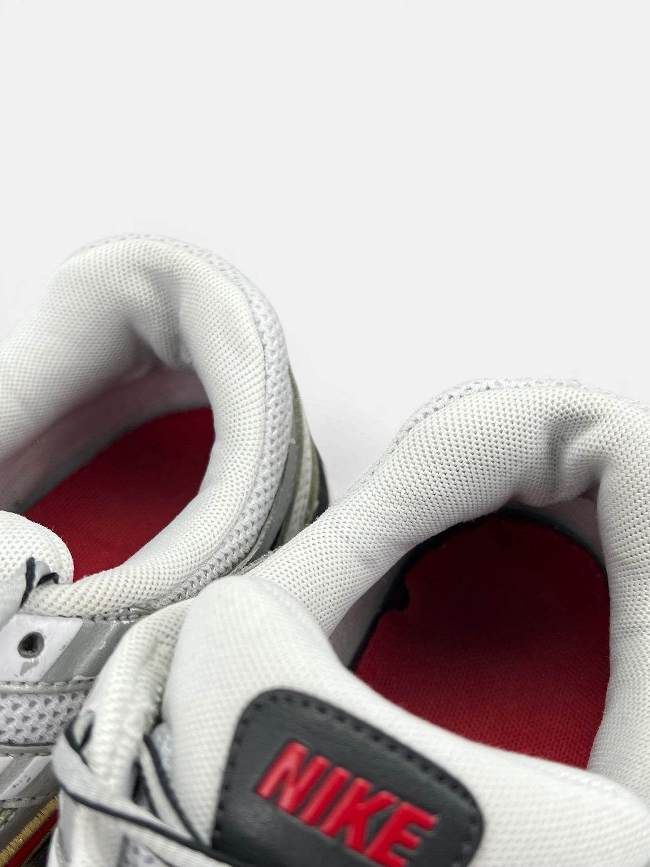 Nike P-6000 Metallic Silver Red — buty sportowe męskie w bardzo dobrym stanie rozmiar 42.5, zapiętki butów
