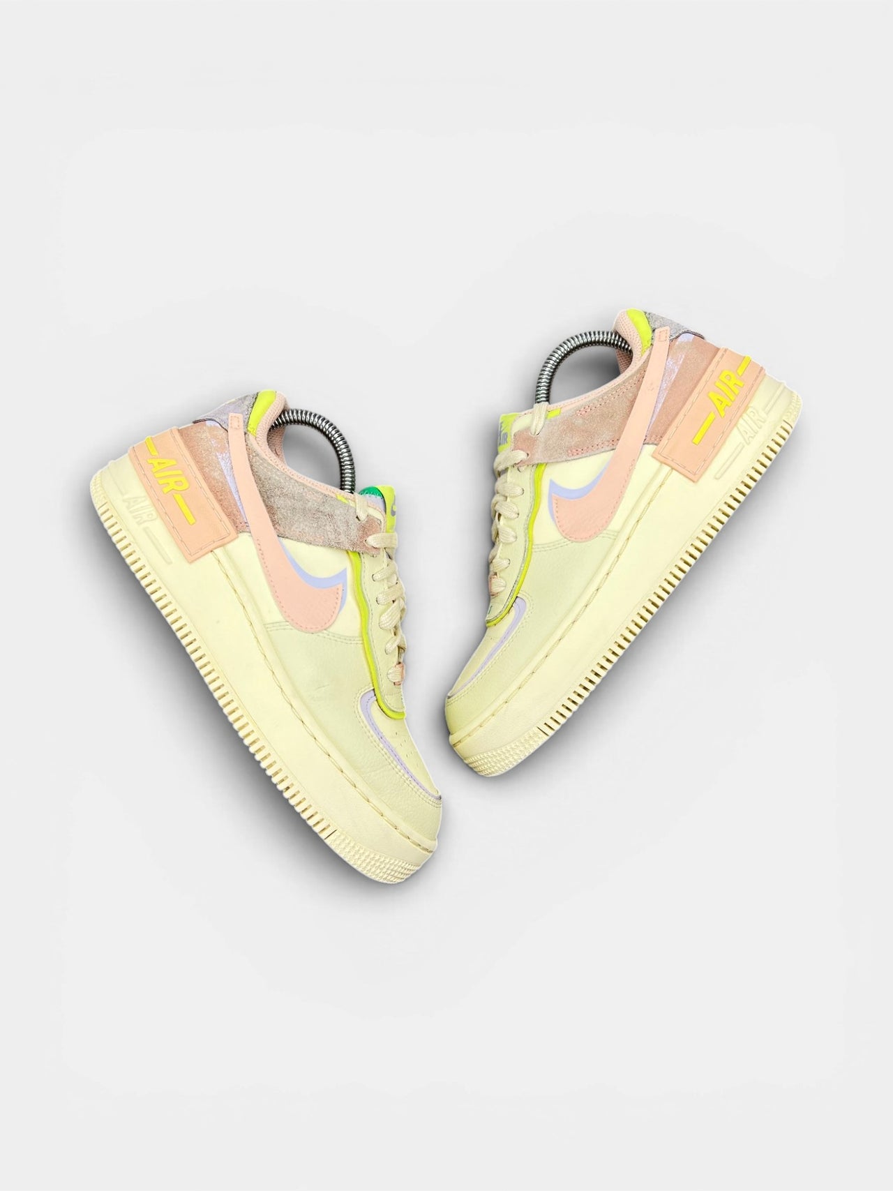 Nike Air Force 1 Low Cashmere — buty sportowe damskie w bardzo dobrym stanie rozmiar 38.5, widok z góry na zewnętrzną stronę butów