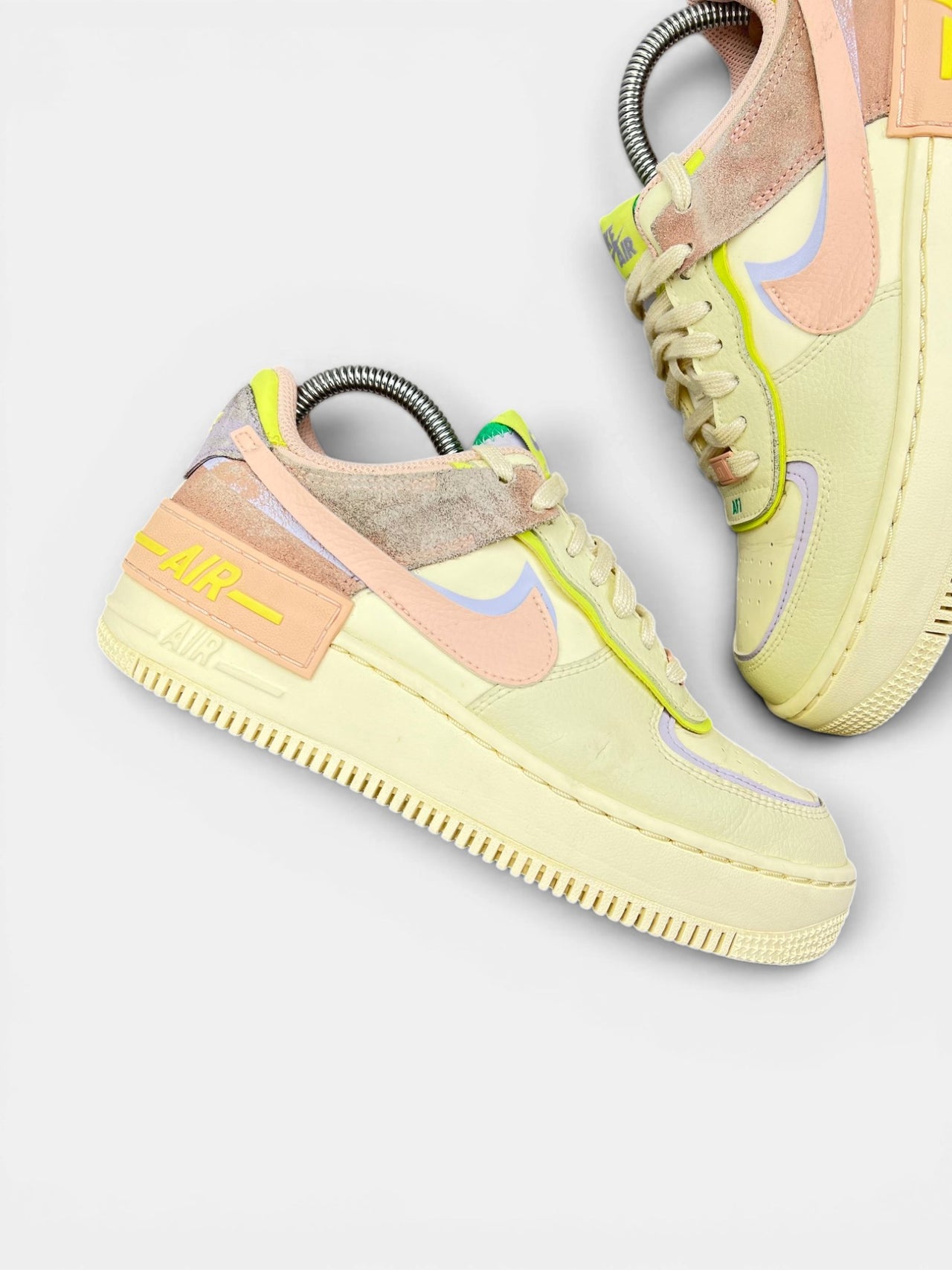 Nike Air Force 1 Low Cashmere — buty sportowe damskie w bardzo dobrym stanie rozmiar 38.5, zewnętrzny panel prawego buta