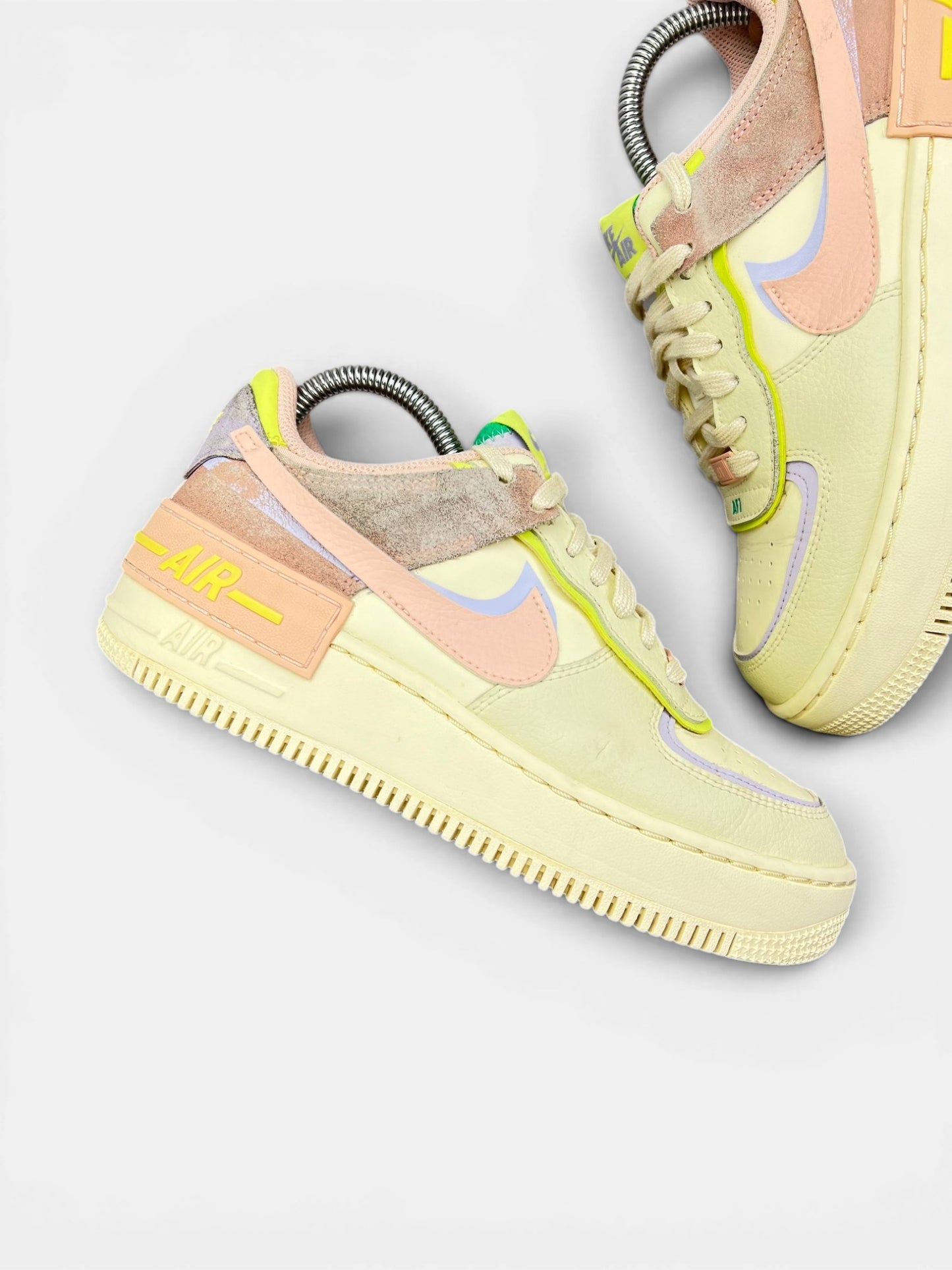 Nike Air Force 1 Low Cashmere — buty sportowe damskie w bardzo dobrym stanie rozmiar 38.5, zewnętrzny panel prawego buta