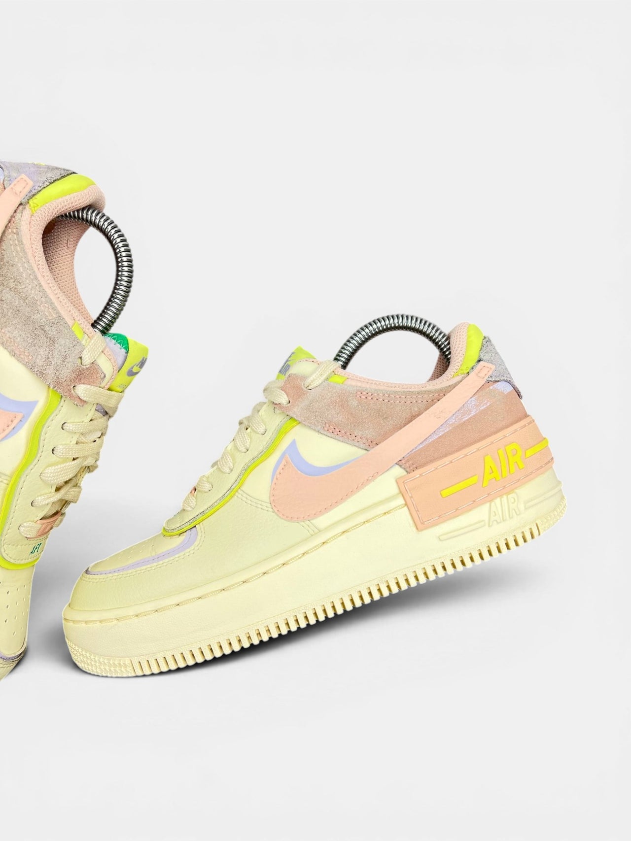 Nike Air Force 1 Low Cashmere — buty sportowe damskie w bardzo dobrym stanie rozmiar 38.5, zewnętrzny panel lewego buta