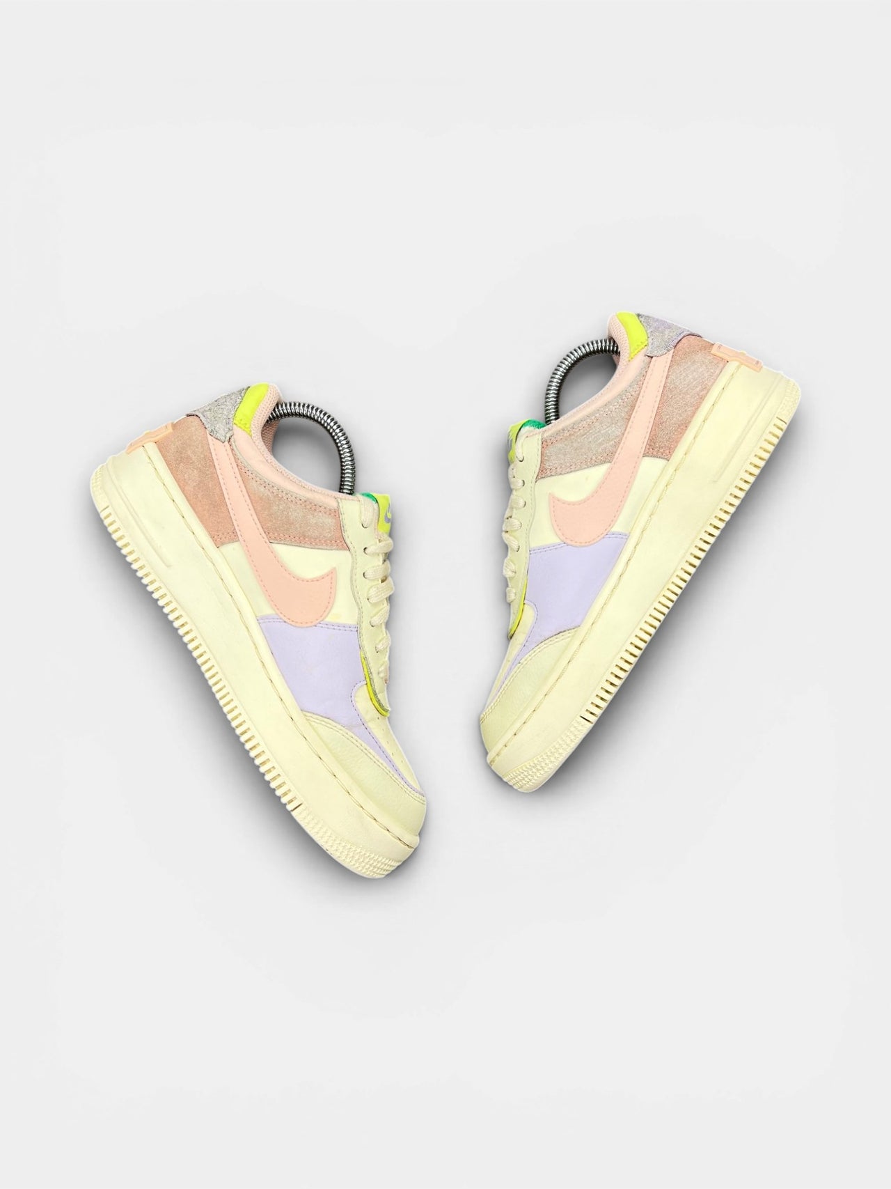 Nike Air Force 1 Low Cashmere — buty sportowe damskie w bardzo dobrym stanie rozmiar 38.5, widok z góry na wewnętrzną stronę butów
