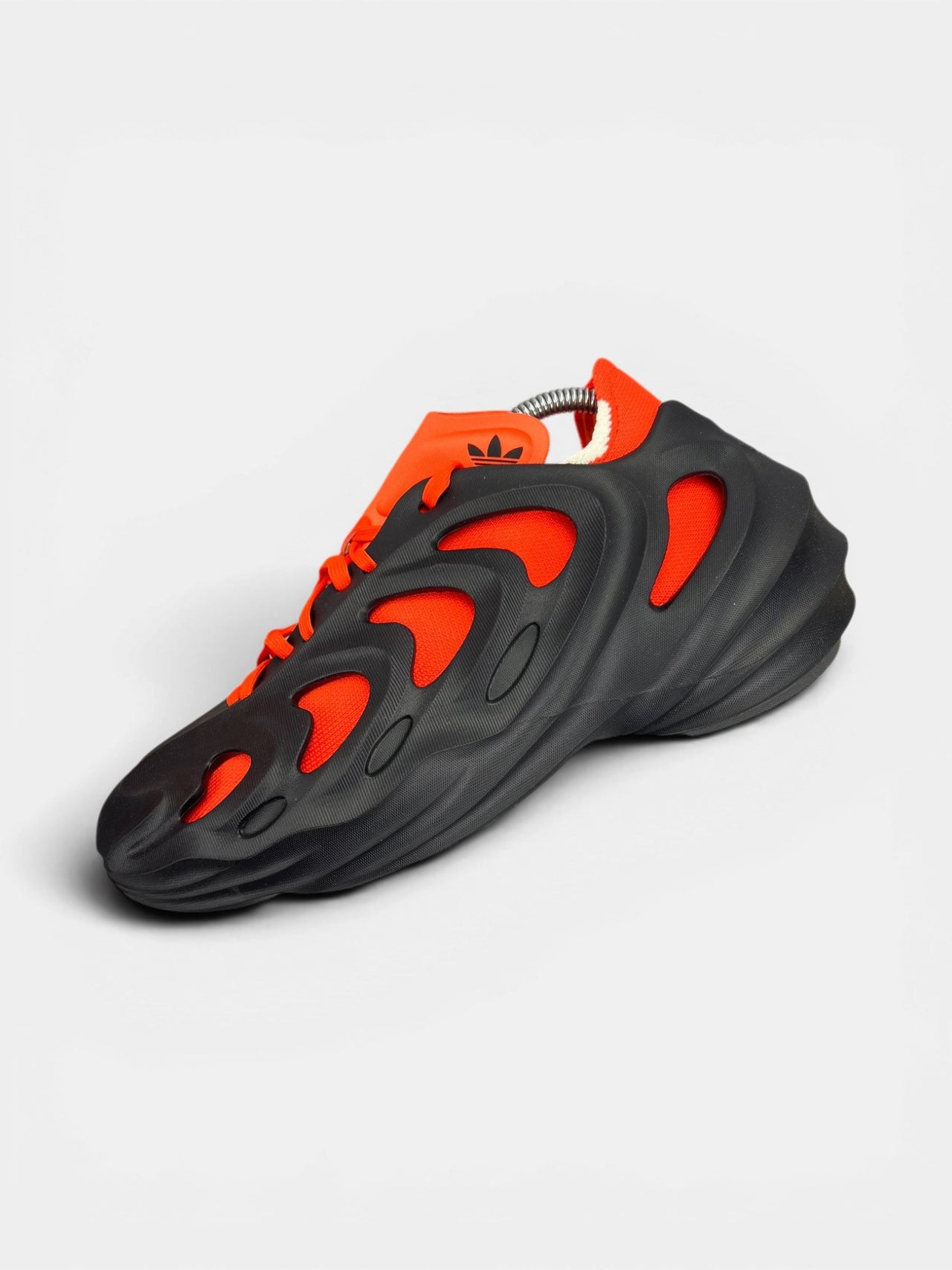 Adidas adiFOM Q Core Black — buty sportowe męskie nowe rozmiar 41 1/3, zewnętrzny panel lewego buta