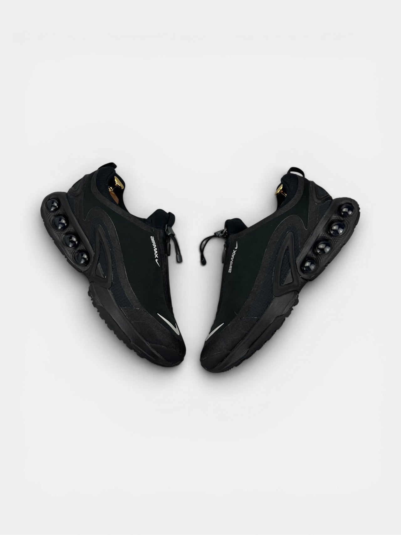 Nike Air Max Dn Roam Triple Black — buty sportowe męskie w bardzo dobrym stanie rozmiar 45, widok z góry na zewnętrzną stronę butów