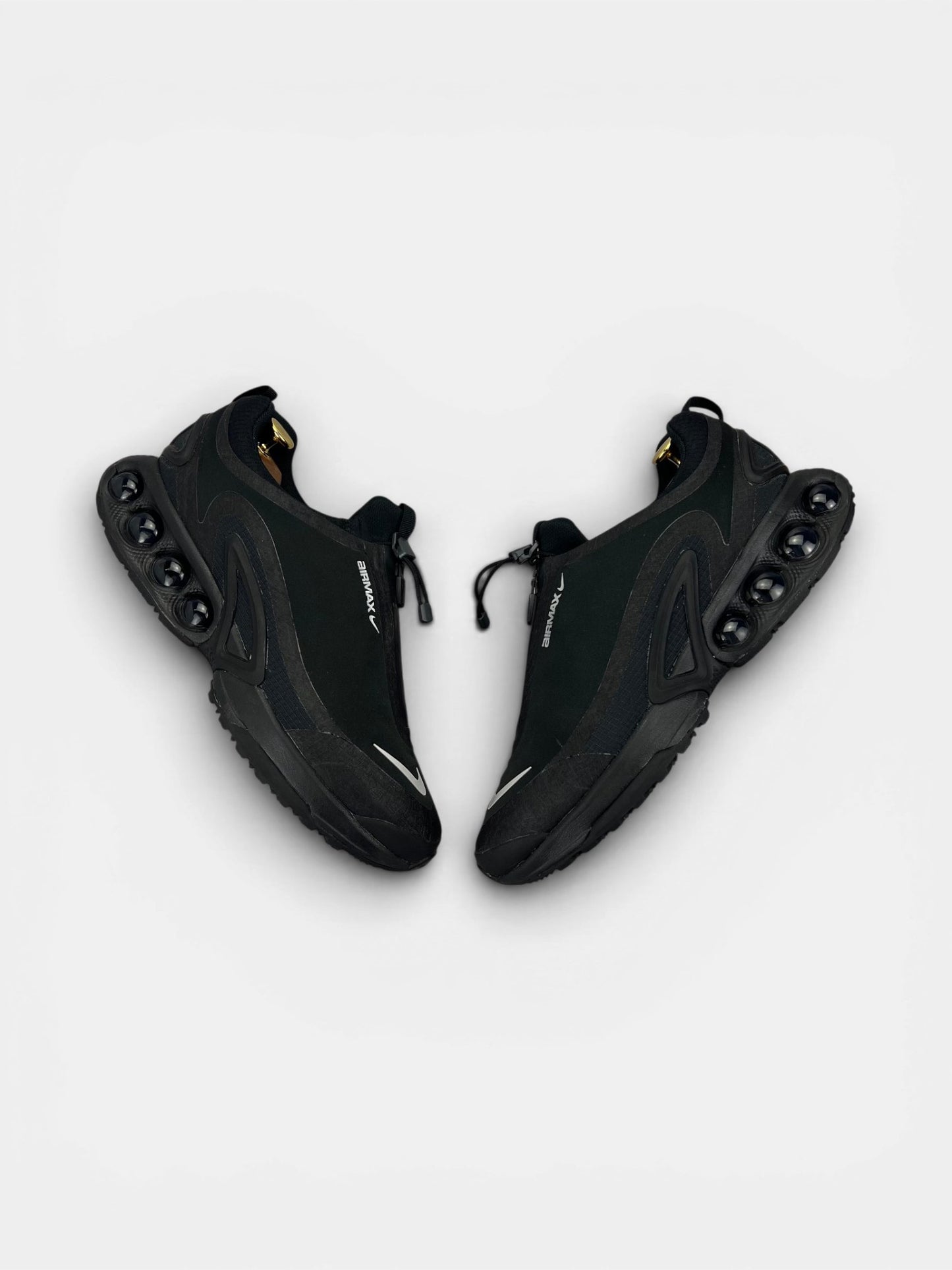 Nike Air Max Dn Roam Triple Black — buty sportowe męskie w bardzo dobrym stanie rozmiar 45, widok z góry na zewnętrzną stronę butów