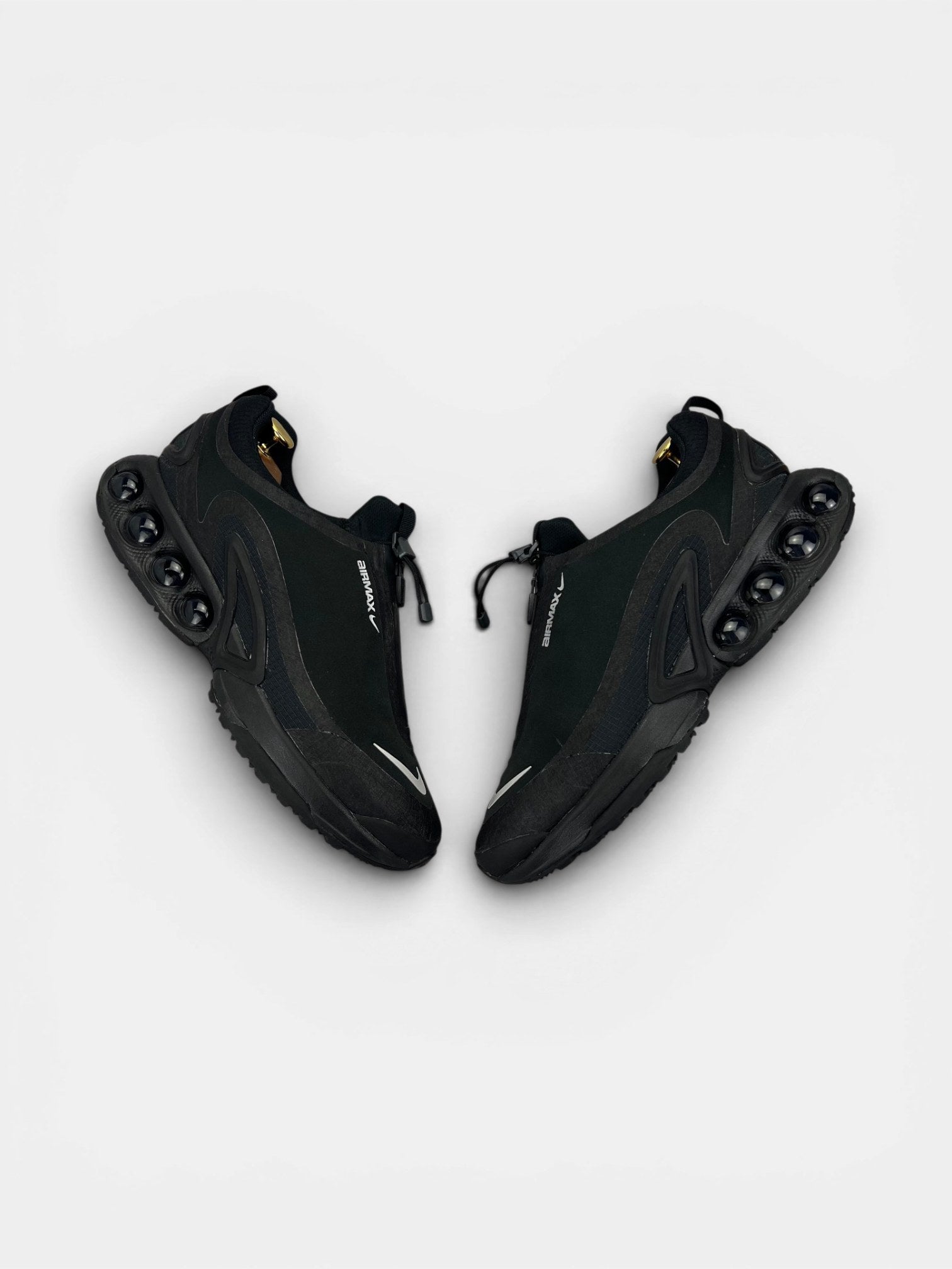 Nike Air Max Dn Roam Triple Black — buty sportowe męskie w bardzo dobrym stanie rozmiar 45, widok z góry na zewnętrzną stronę butów