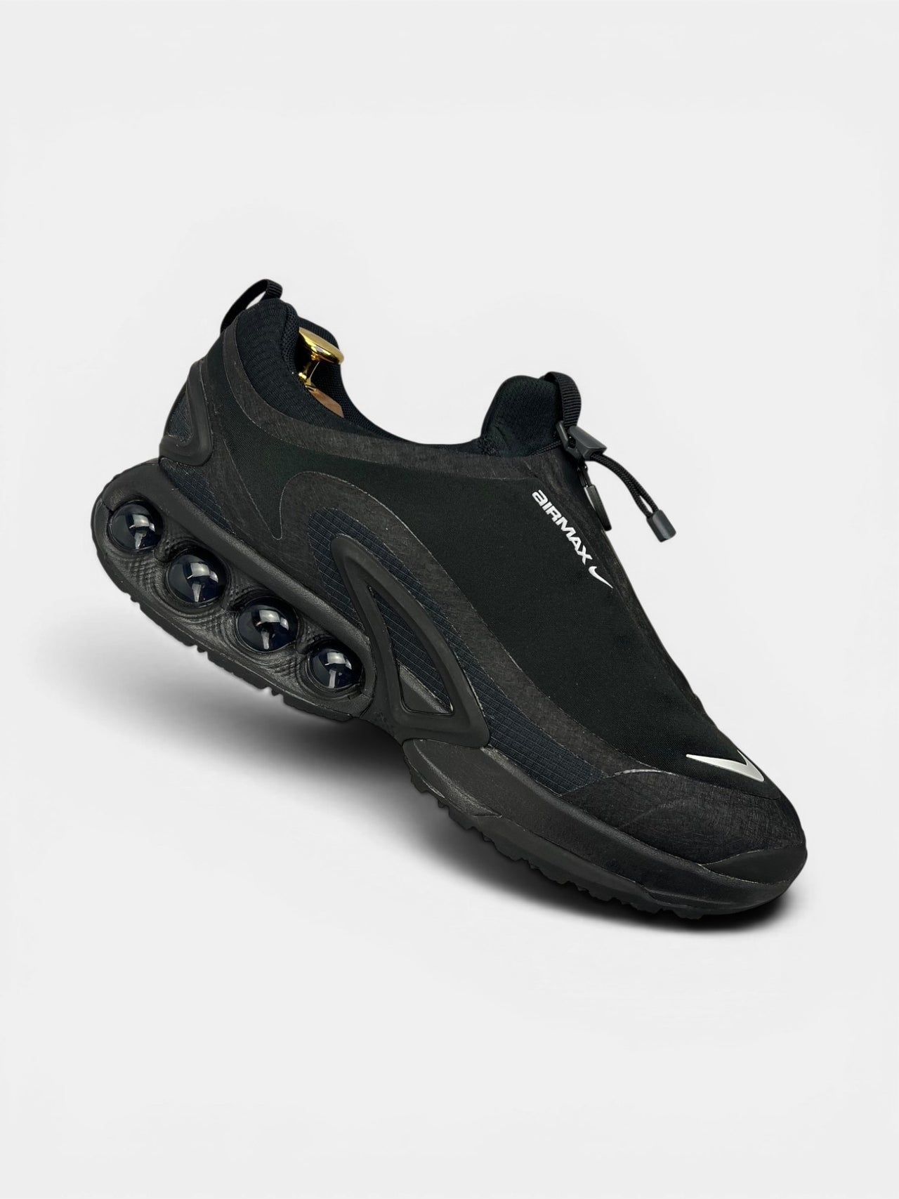 Nike Air Max Dn Roam Triple Black — buty sportowe męskie w bardzo dobrym stanie rozmiar 45, zewnętrzny panel prawego buta