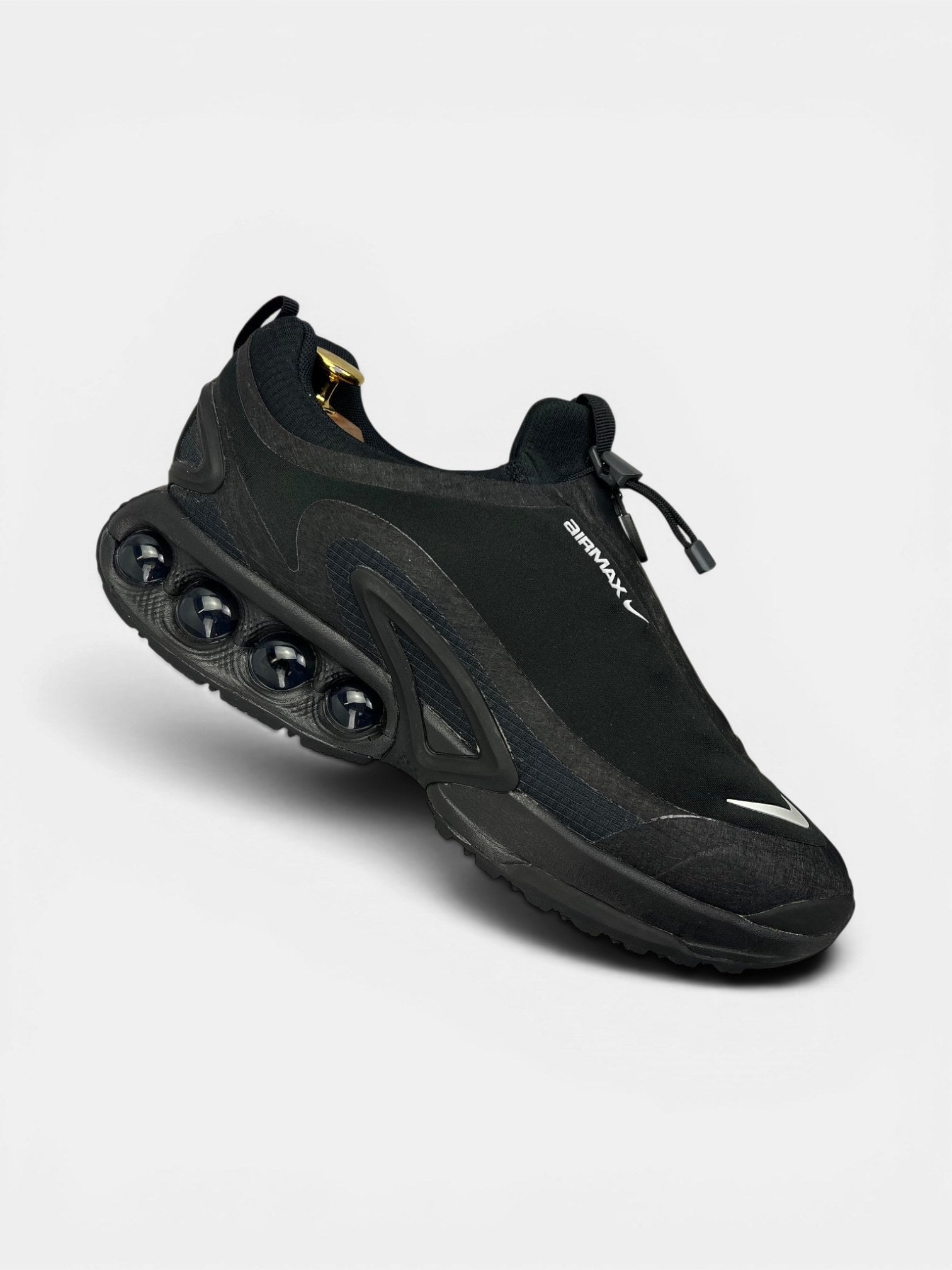 Nike Air Max Dn Roam Triple Black — buty sportowe męskie w bardzo dobrym stanie rozmiar 45, zewnętrzny panel prawego buta