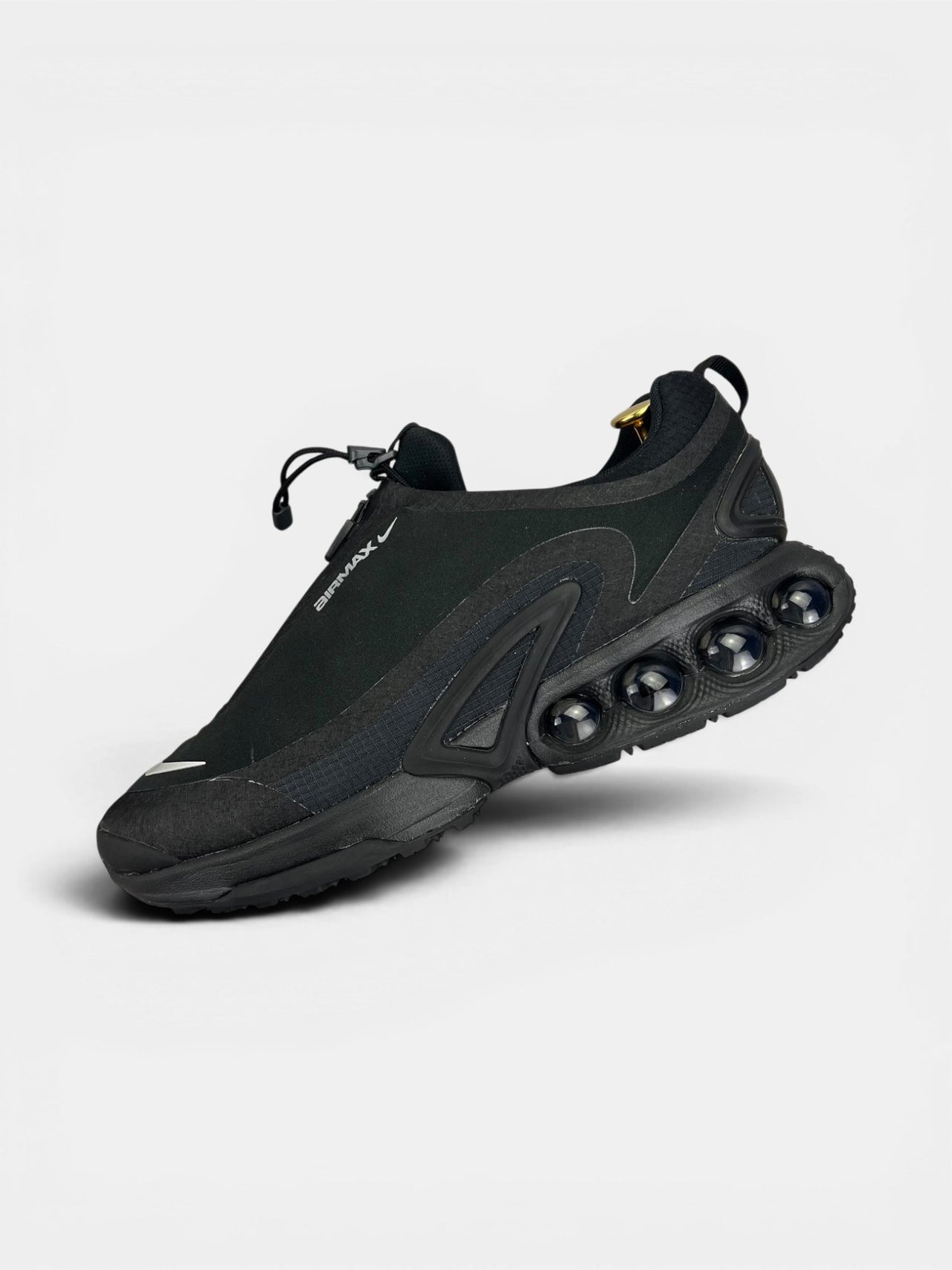 Nike Air Max Dn Roam Triple Black — buty sportowe męskie w bardzo dobrym stanie rozmiar 45, zewnętrzny panel lewego buta