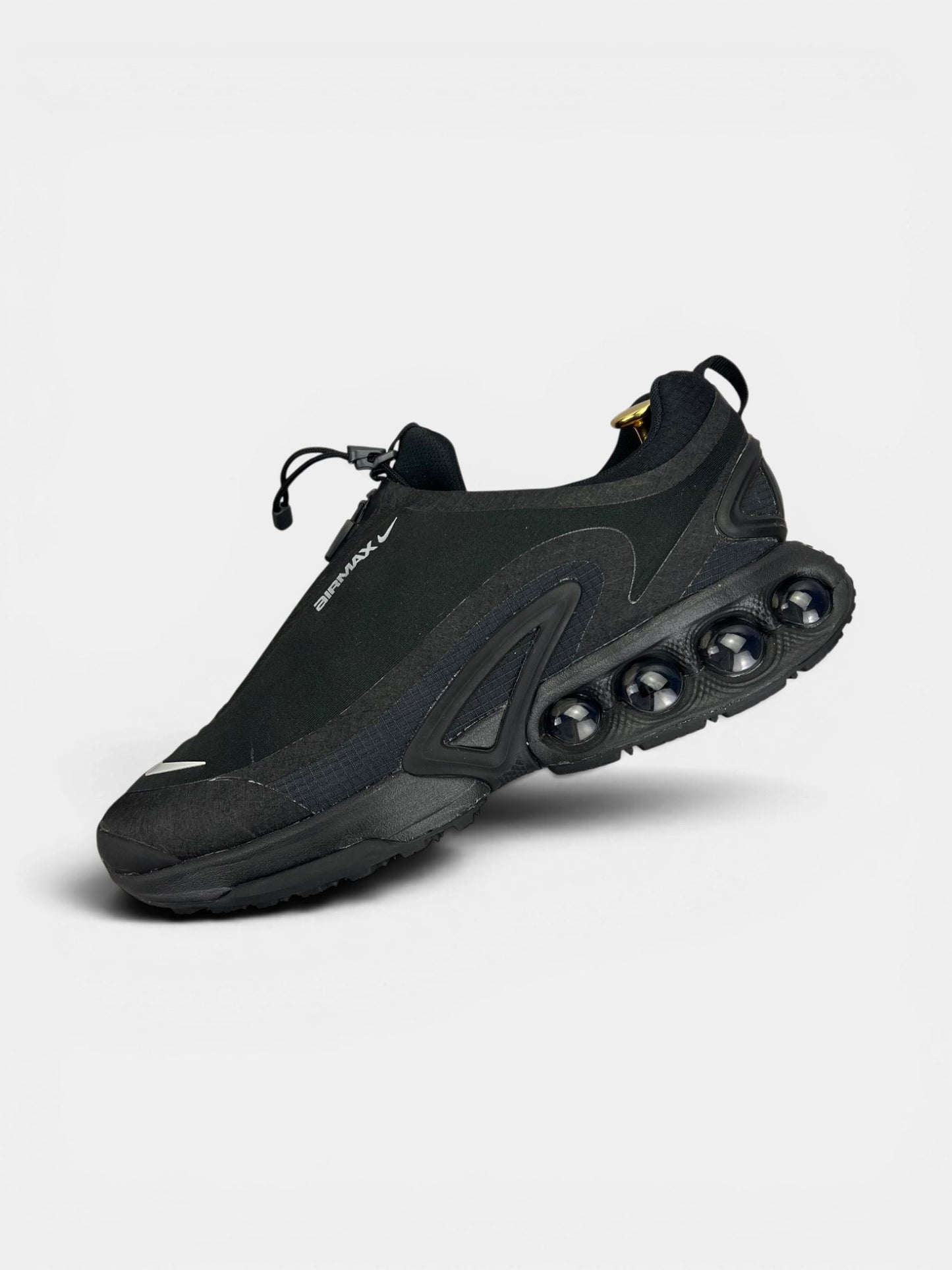 Nike Air Max Dn Roam Triple Black — buty sportowe męskie w bardzo dobrym stanie rozmiar 45, zewnętrzny panel lewego buta
