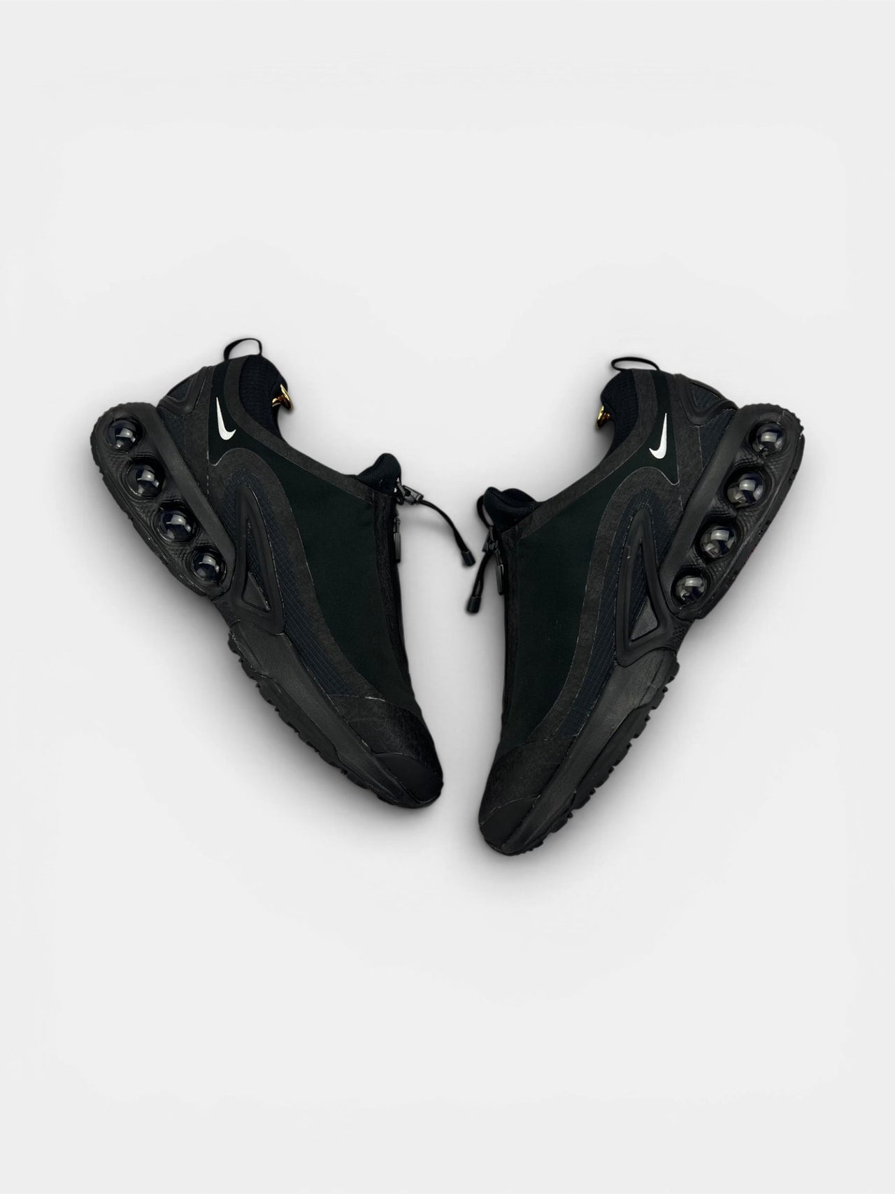 Nike Air Max Dn Roam Triple Black — buty sportowe męskie w bardzo dobrym stanie rozmiar 45, widok z góry na wewnętrzną stronę butów