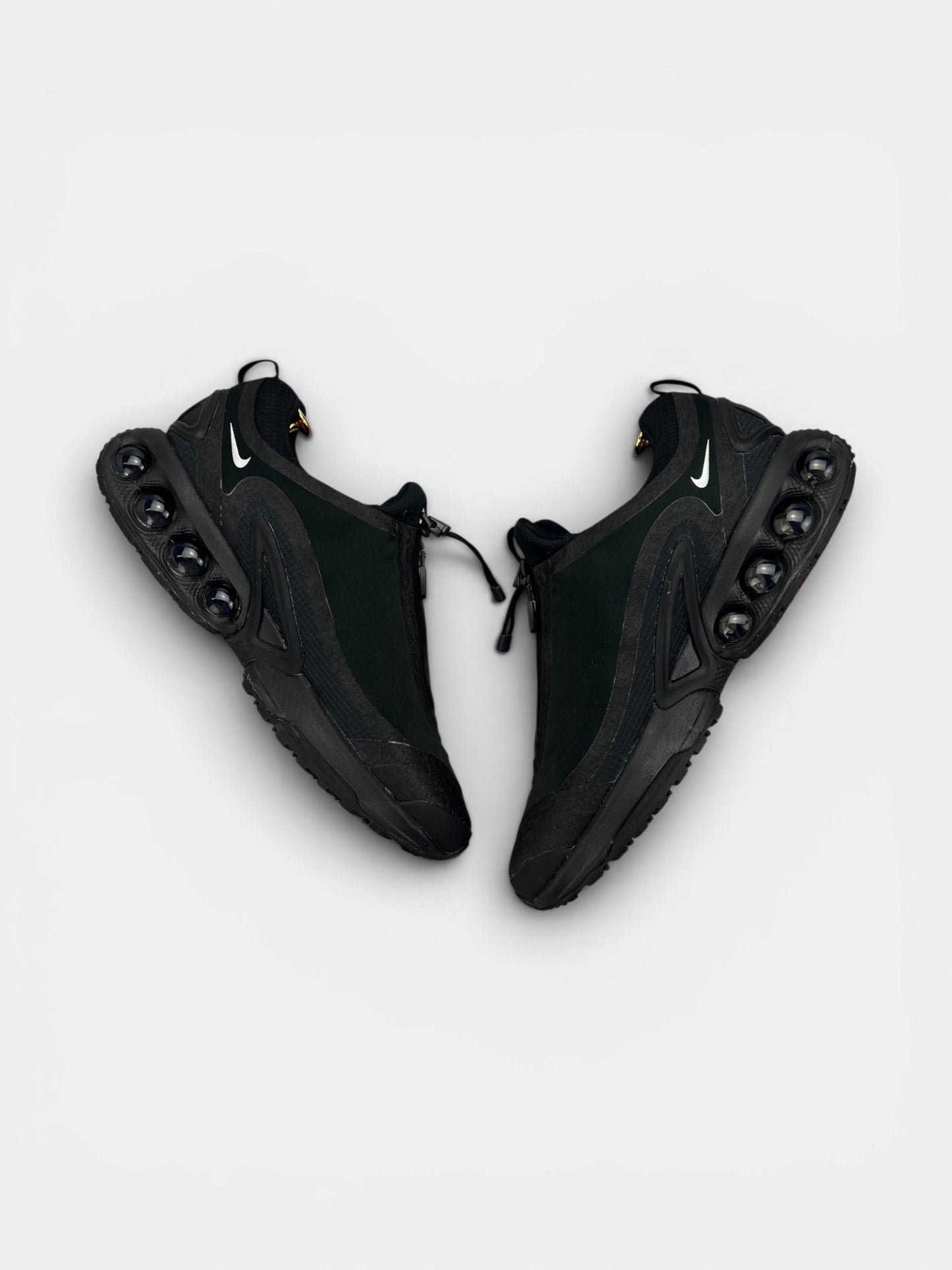 Nike Air Max Dn Roam Triple Black — buty sportowe męskie w bardzo dobrym stanie rozmiar 45, widok z góry na wewnętrzną stronę butów