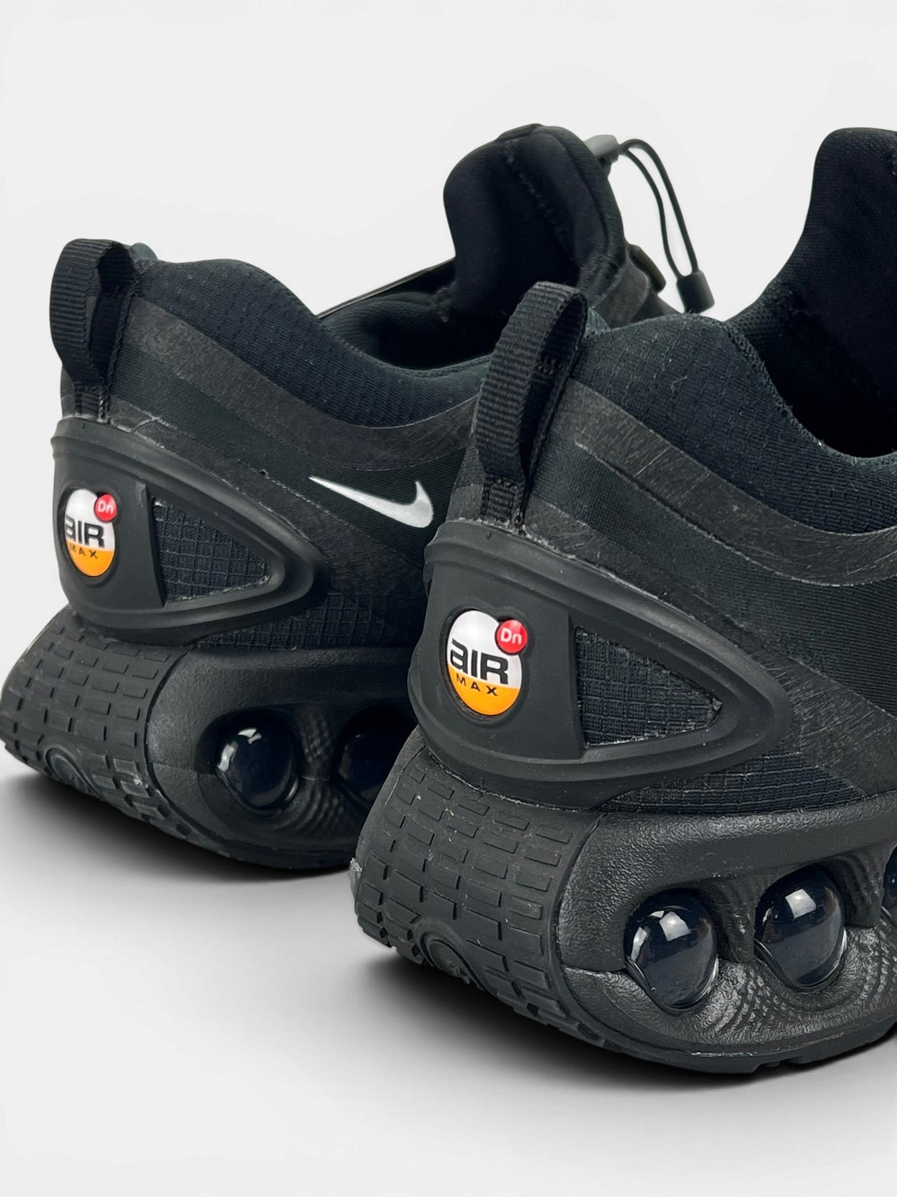 Nike Air Max Dn Roam Triple Black — buty sportowe męskie w bardzo dobrym stanie rozmiar 45, widok z góry