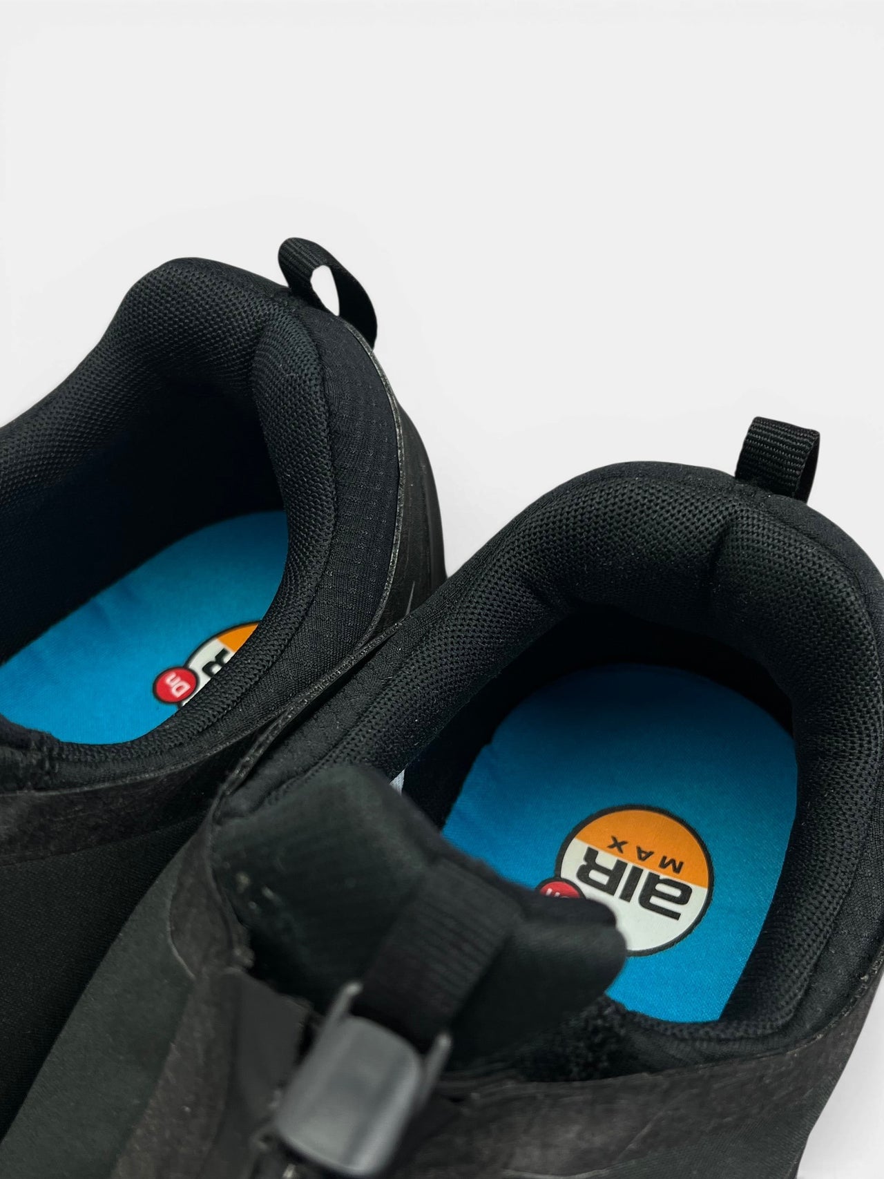 Nike Air Max Dn Roam Triple Black — buty sportowe męskie w bardzo dobrym stanie rozmiar 45, zapiętki butów