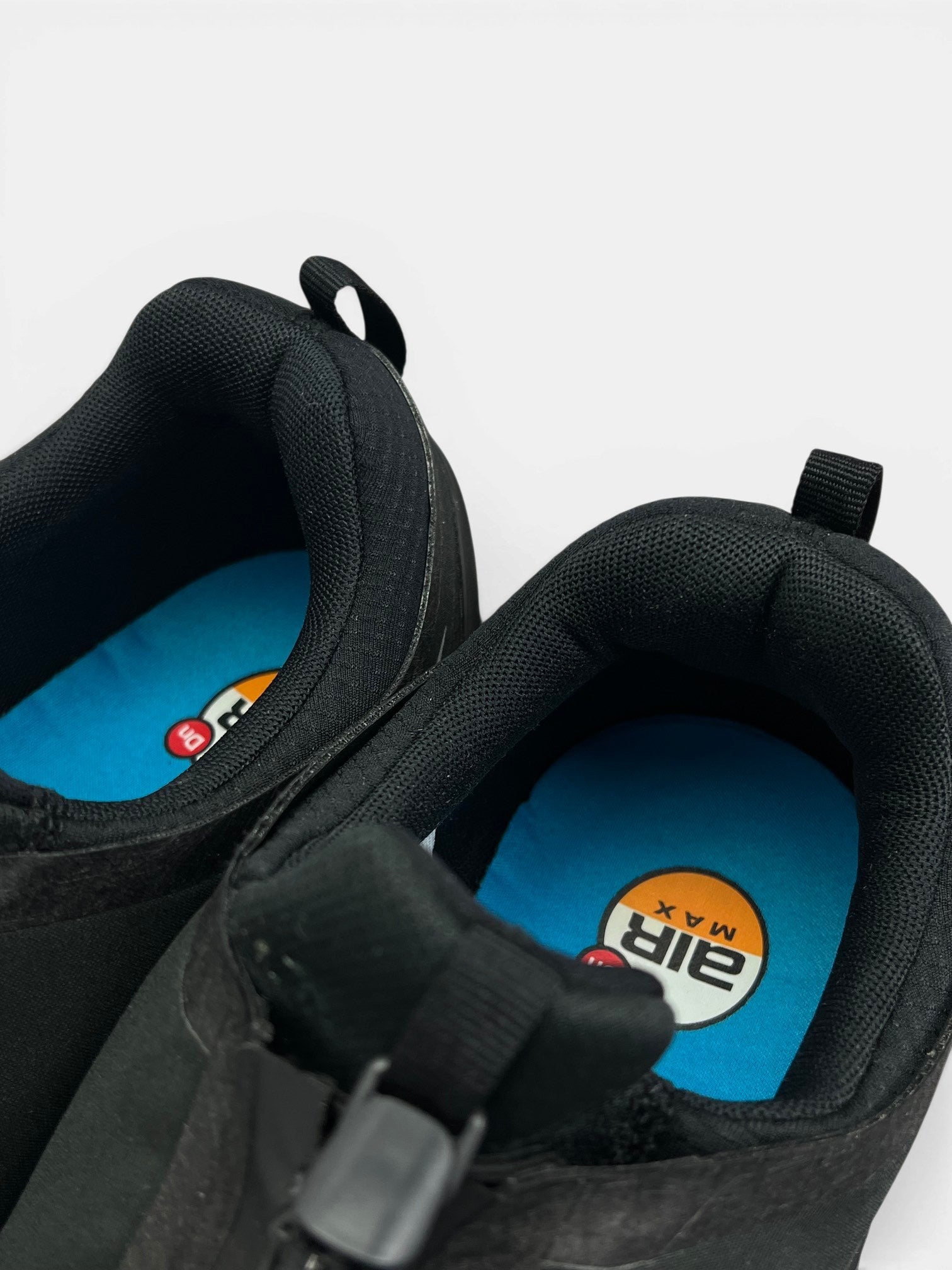 Nike Air Max Dn Roam Triple Black — buty sportowe męskie w bardzo dobrym stanie rozmiar 45, zapiętki butów